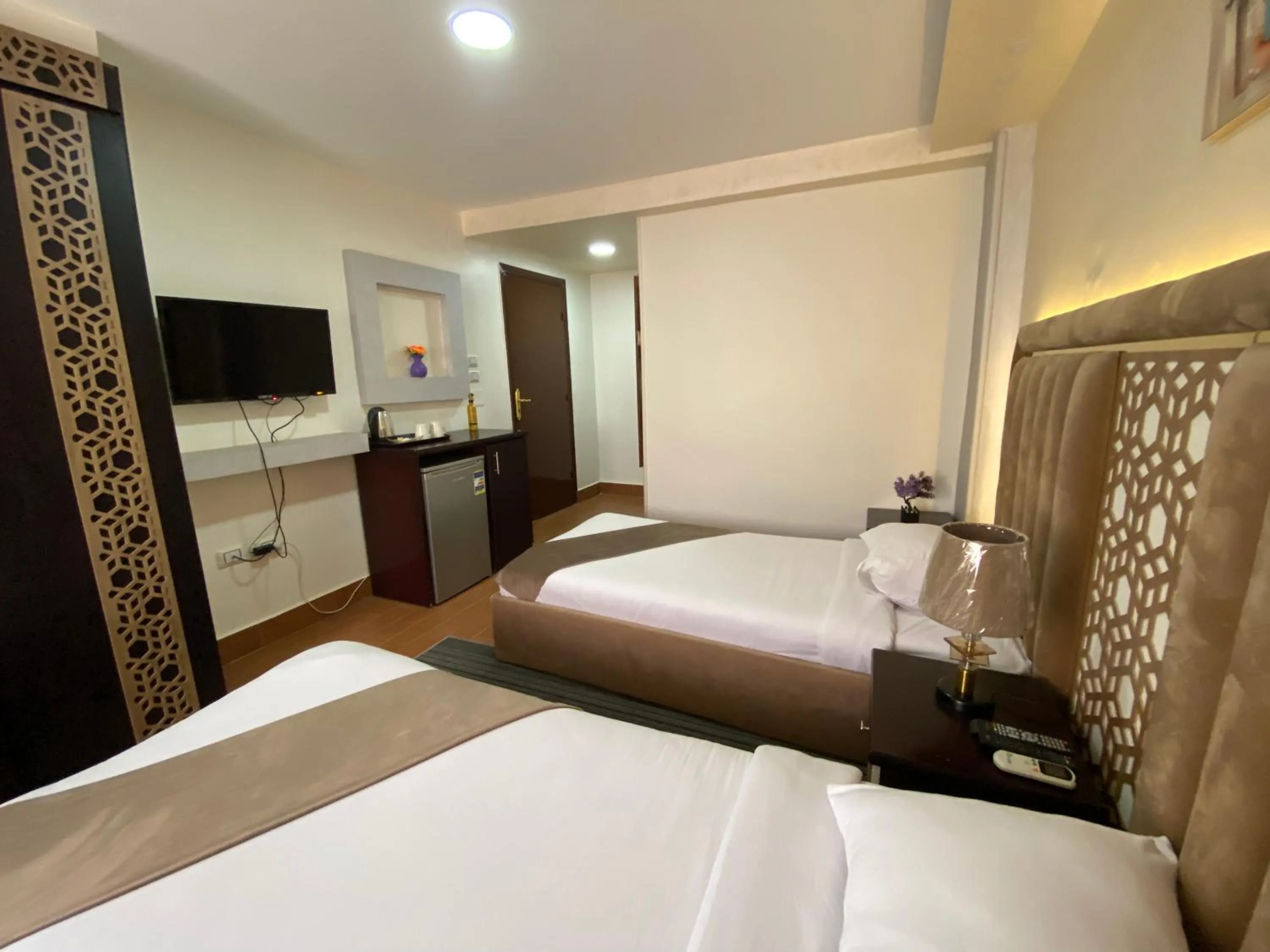 Communal lounge/ TV room, Bed in Golden Pyramids Inn