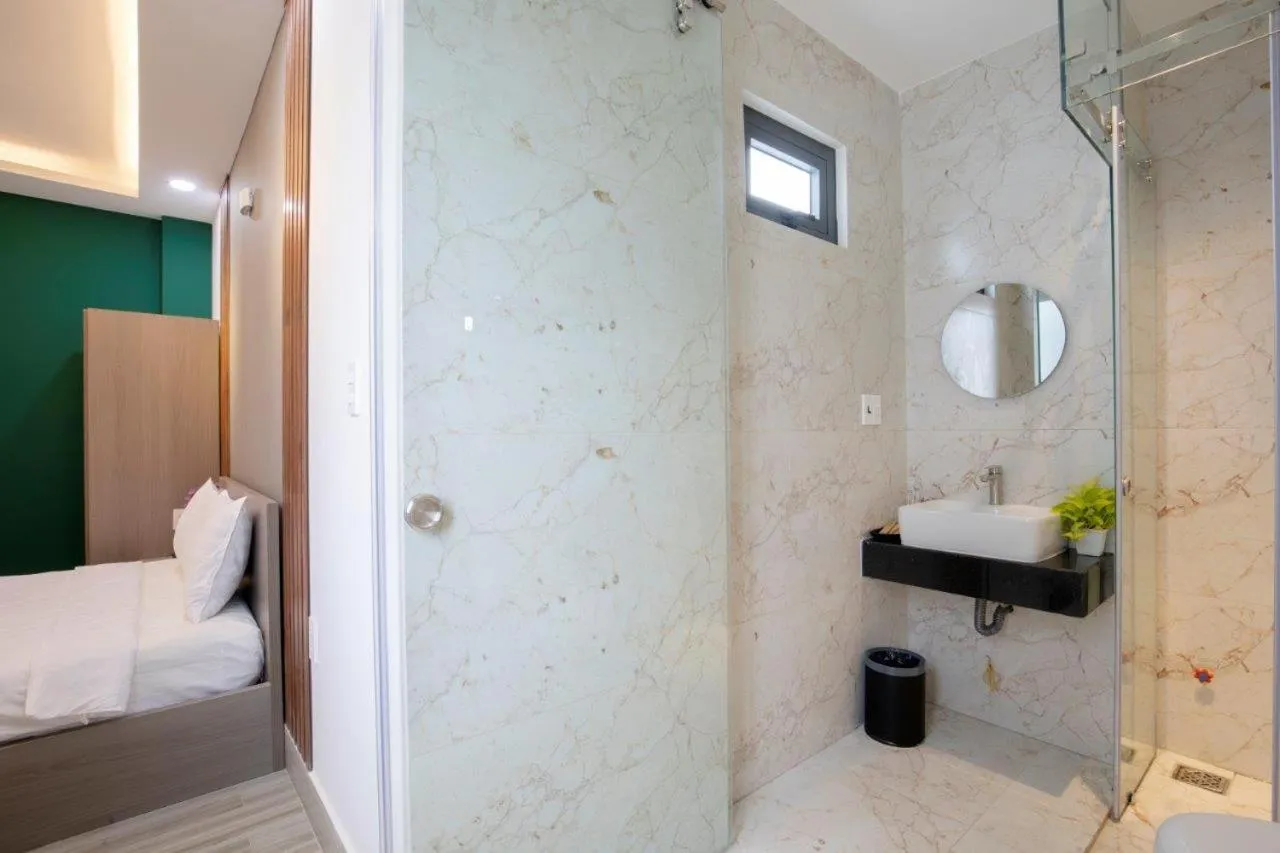 Bathroom, Bed in LÁ HOTEL RIVERSIDE