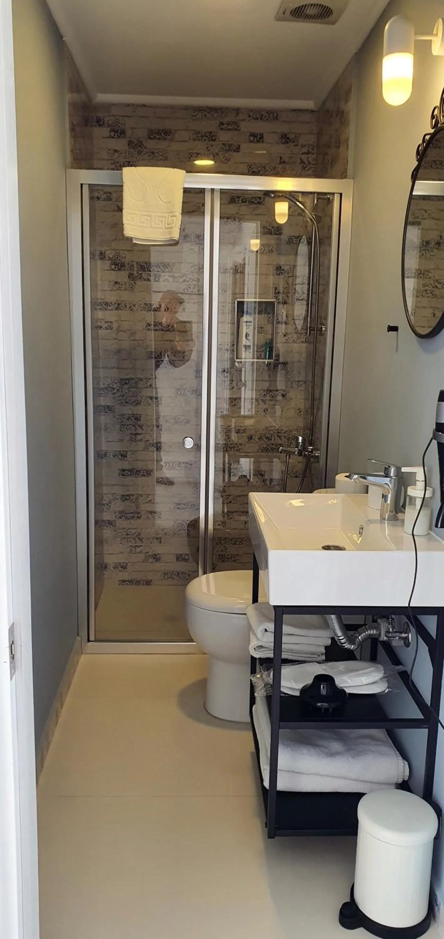 Toilet in A&B Home Hotel