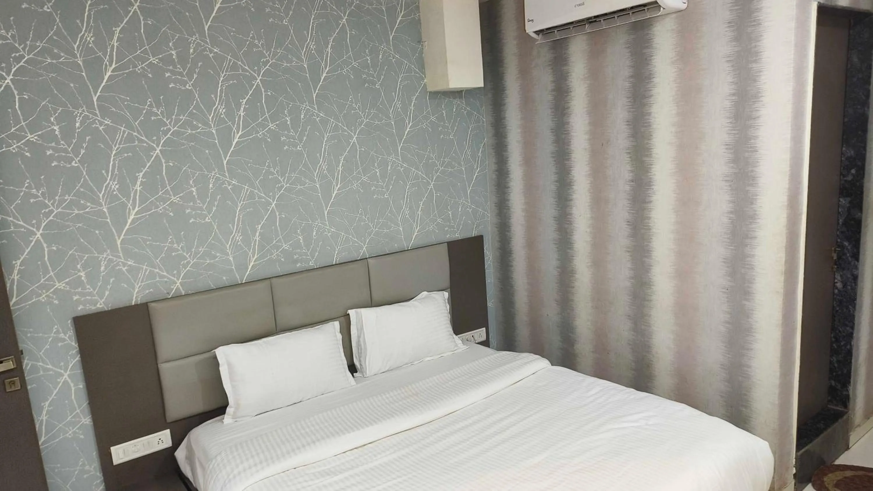 Facade/entrance, Bed in Hotel O Park Palace