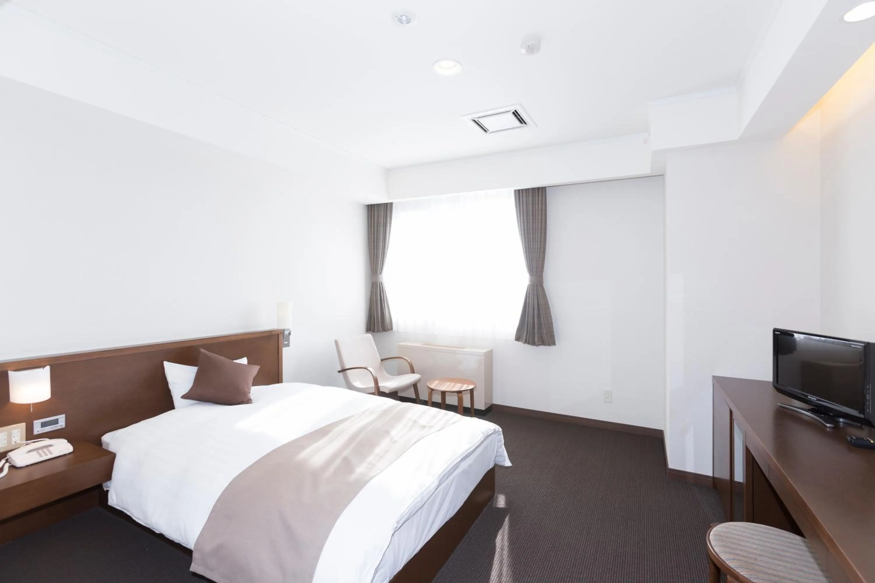 Bed in Kiyosato Onsen Hotel Ryokuseisou