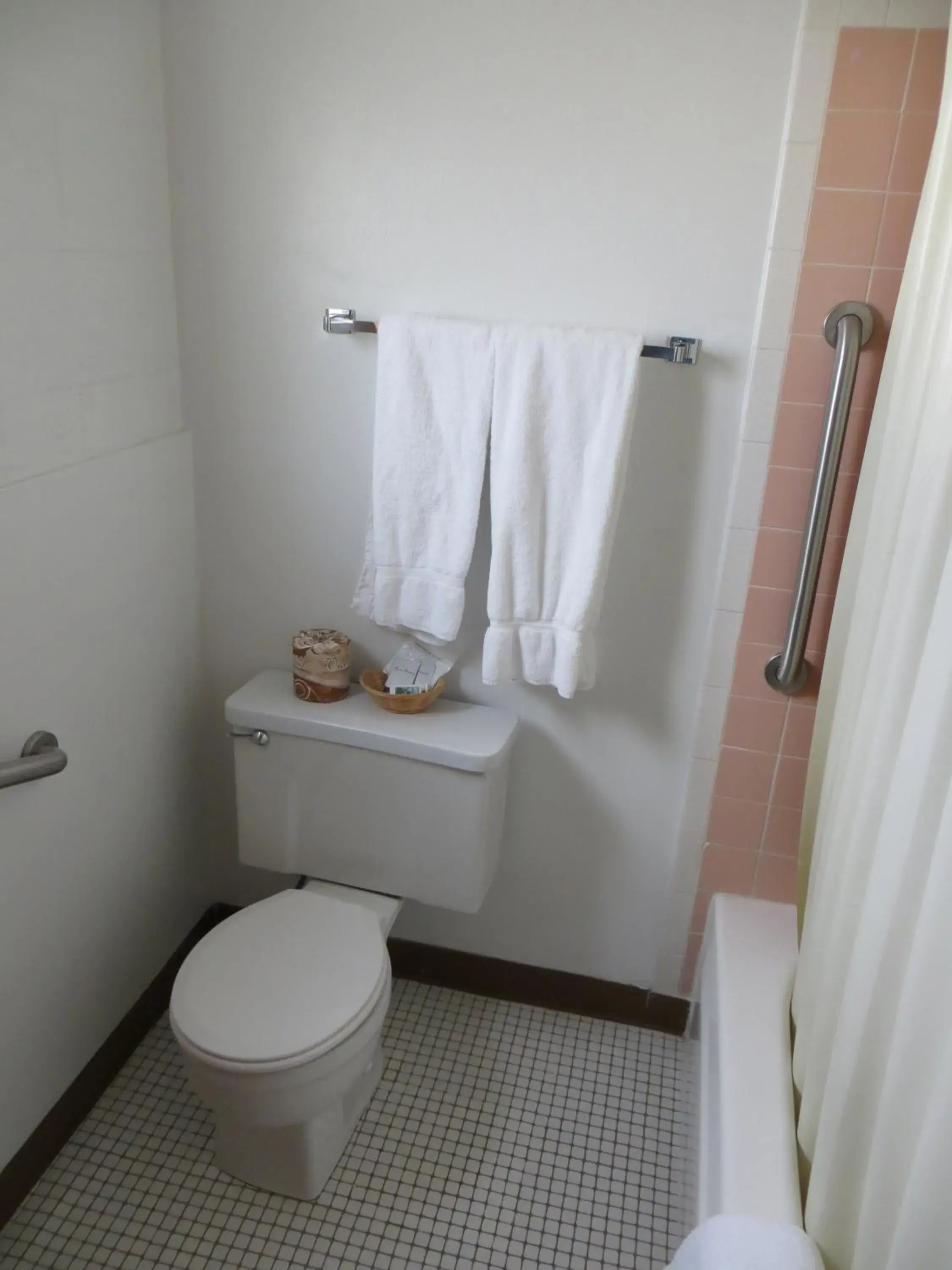 Queen Room with Two Queen Beds in Holiday Lodge Queen Room with Two Queen Beds in Holiday Lodge