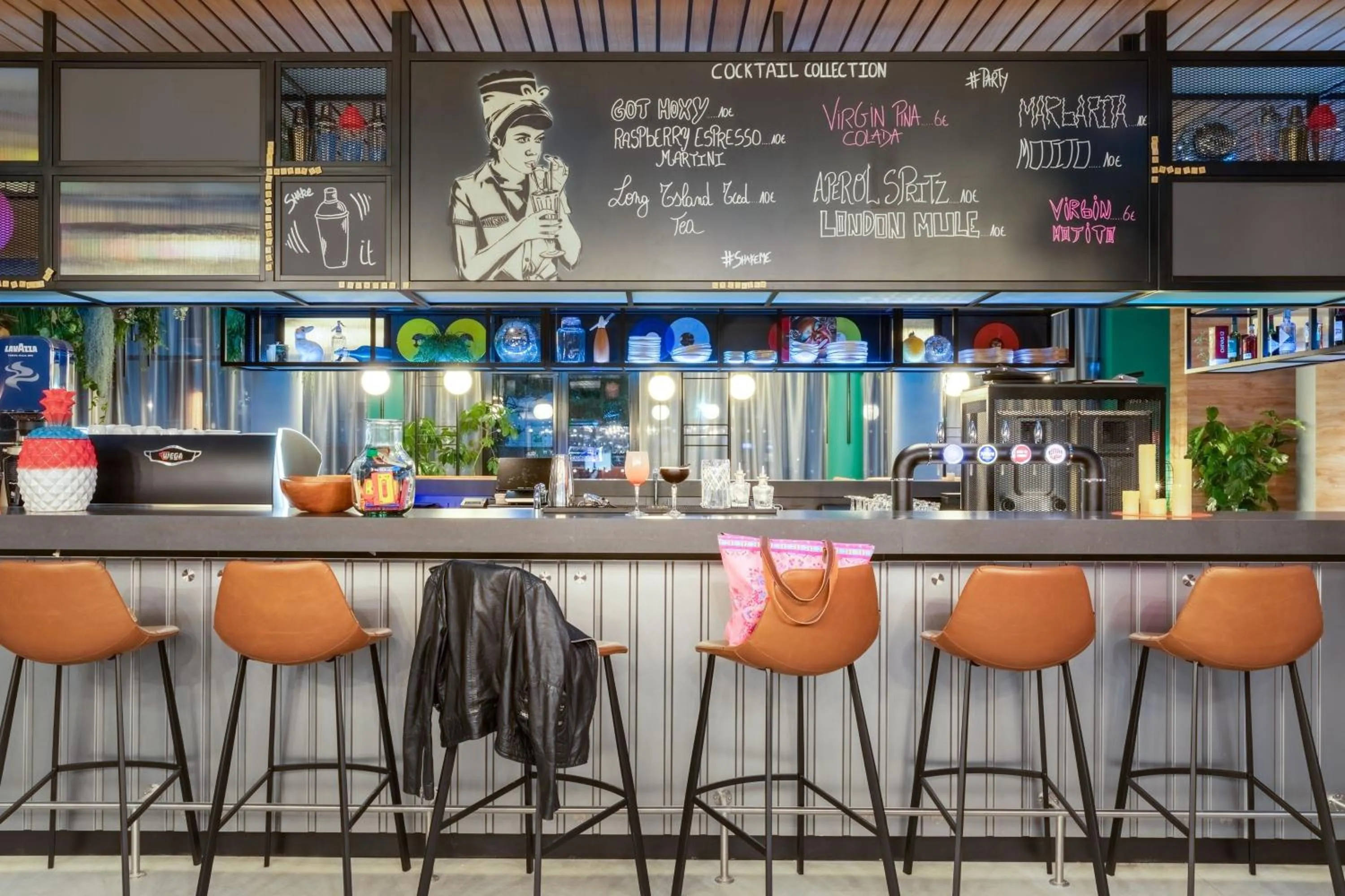 Lounge or bar in Moxy Paris Val d'Europe