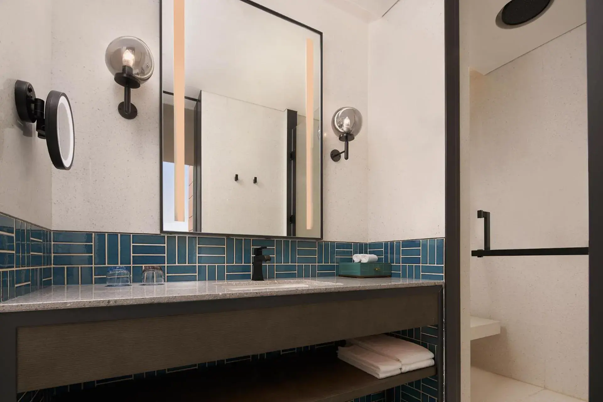 Premium King Room - High Floor in Four Points by Sheraton Tianjin National Convention and Exhibition Center Premium King Room - High Floor in Four Points by Sheraton Tianjin National Convention and Exhibition Center