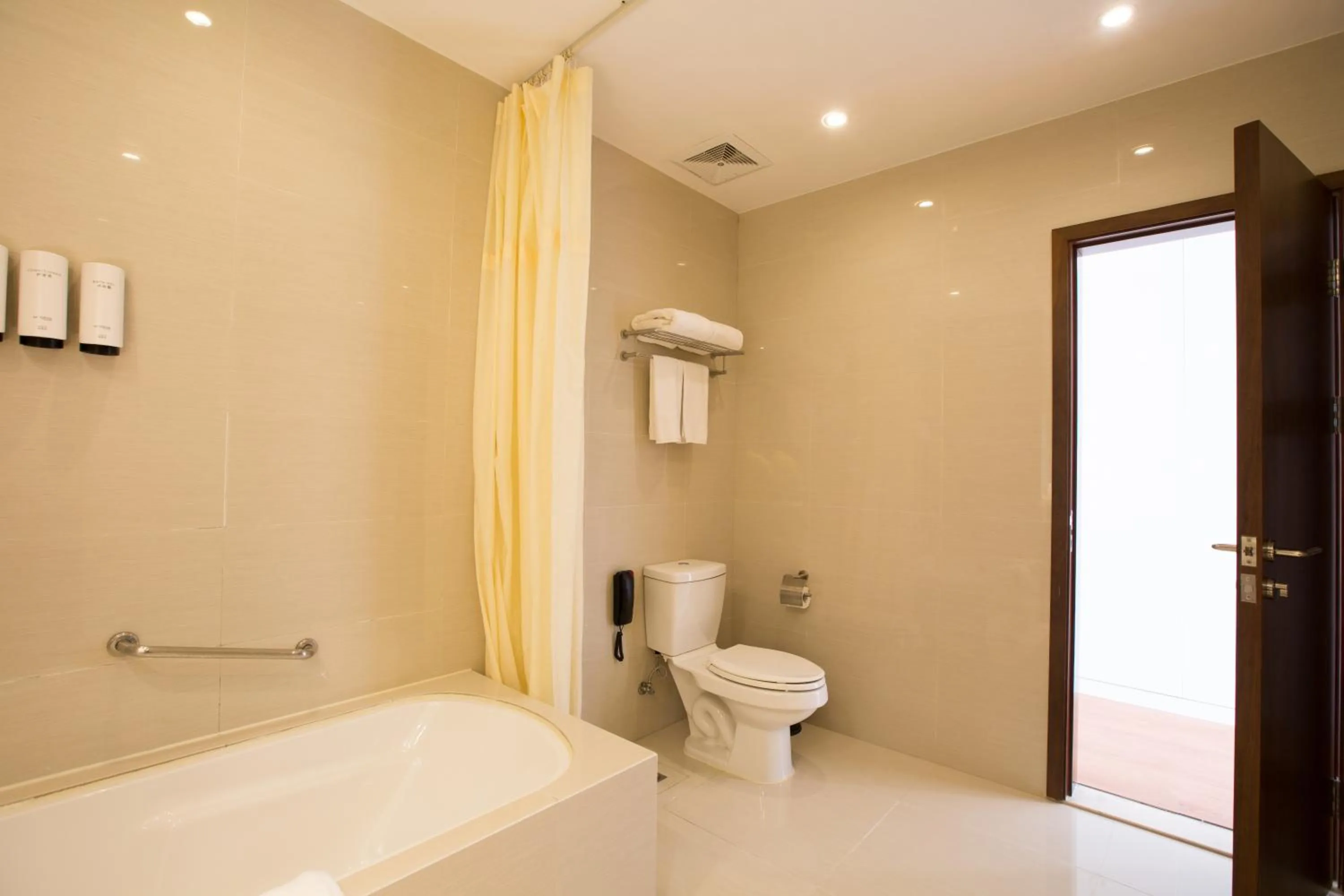 Bathroom in Modena By Fraser New District Wuxi