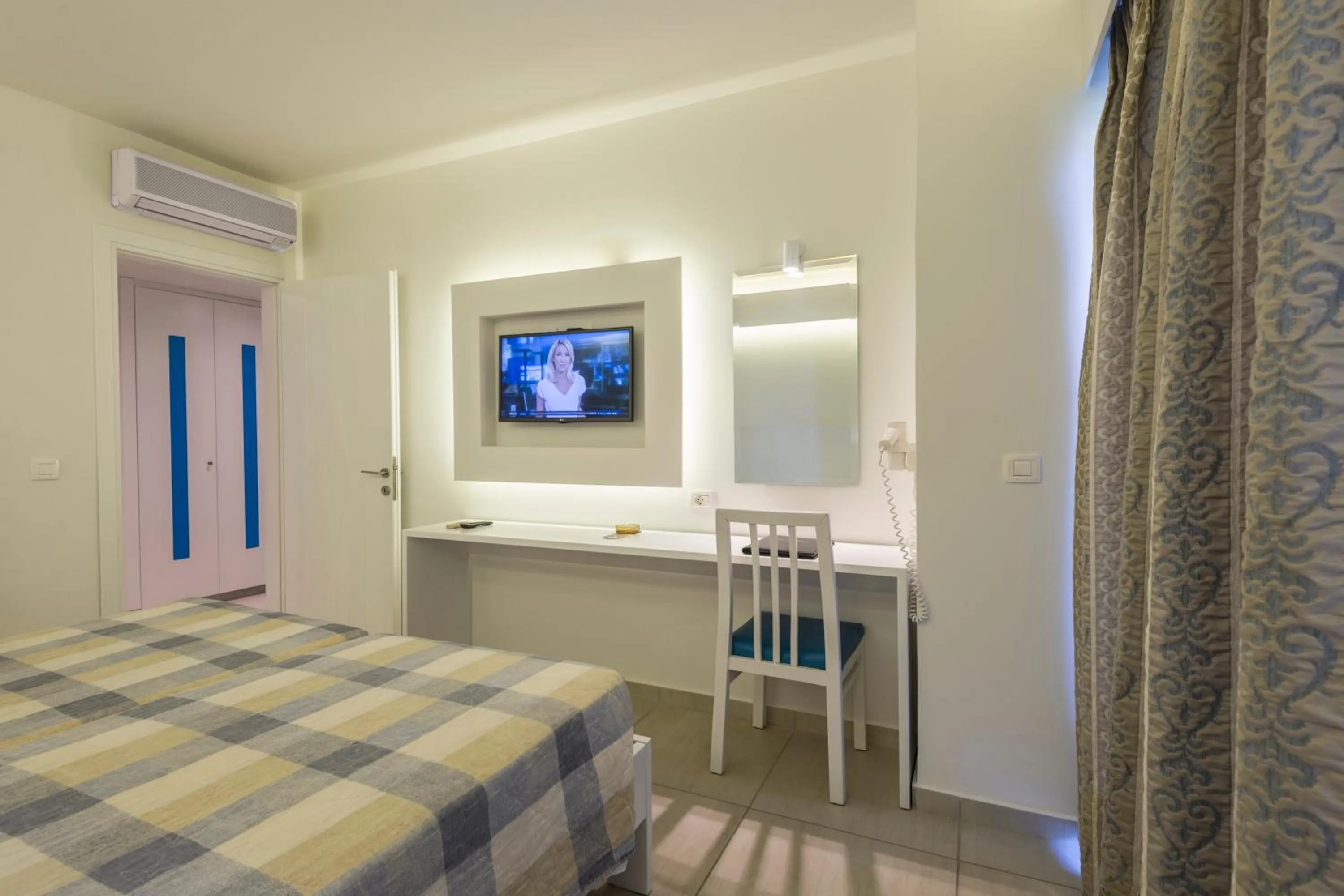 Photo of the whole room in SANDY BEACH