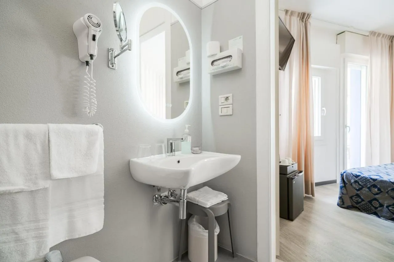 Shower, Bed in Hotel Alemagna Bed&Breakfast Bibione Lido del Sole