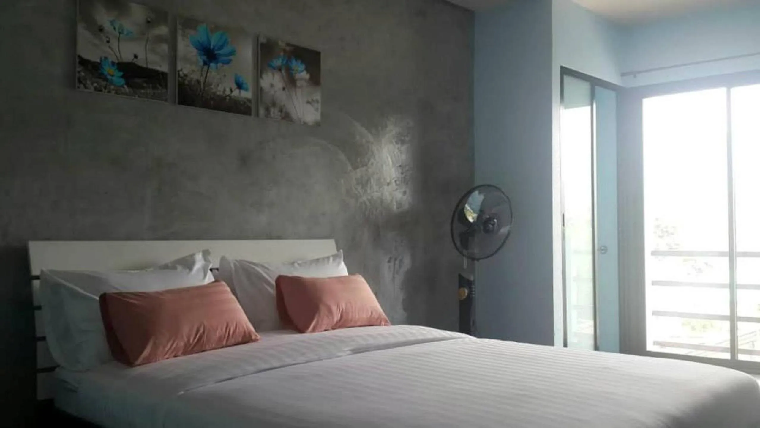 Photo of the whole room, Bed in Nalin Place