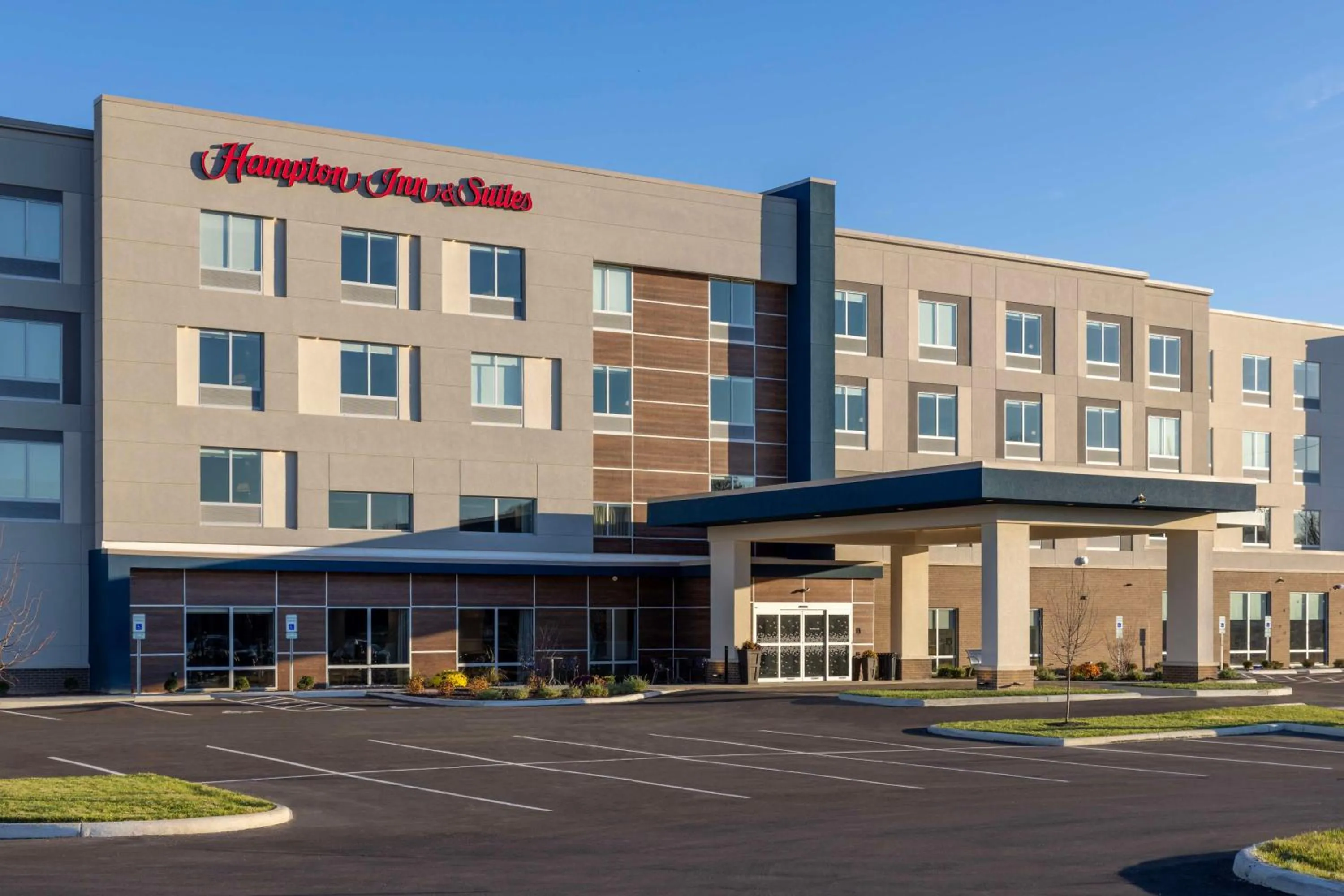 Property building in Hampton Inn & Suites Cincinnati West, Oh