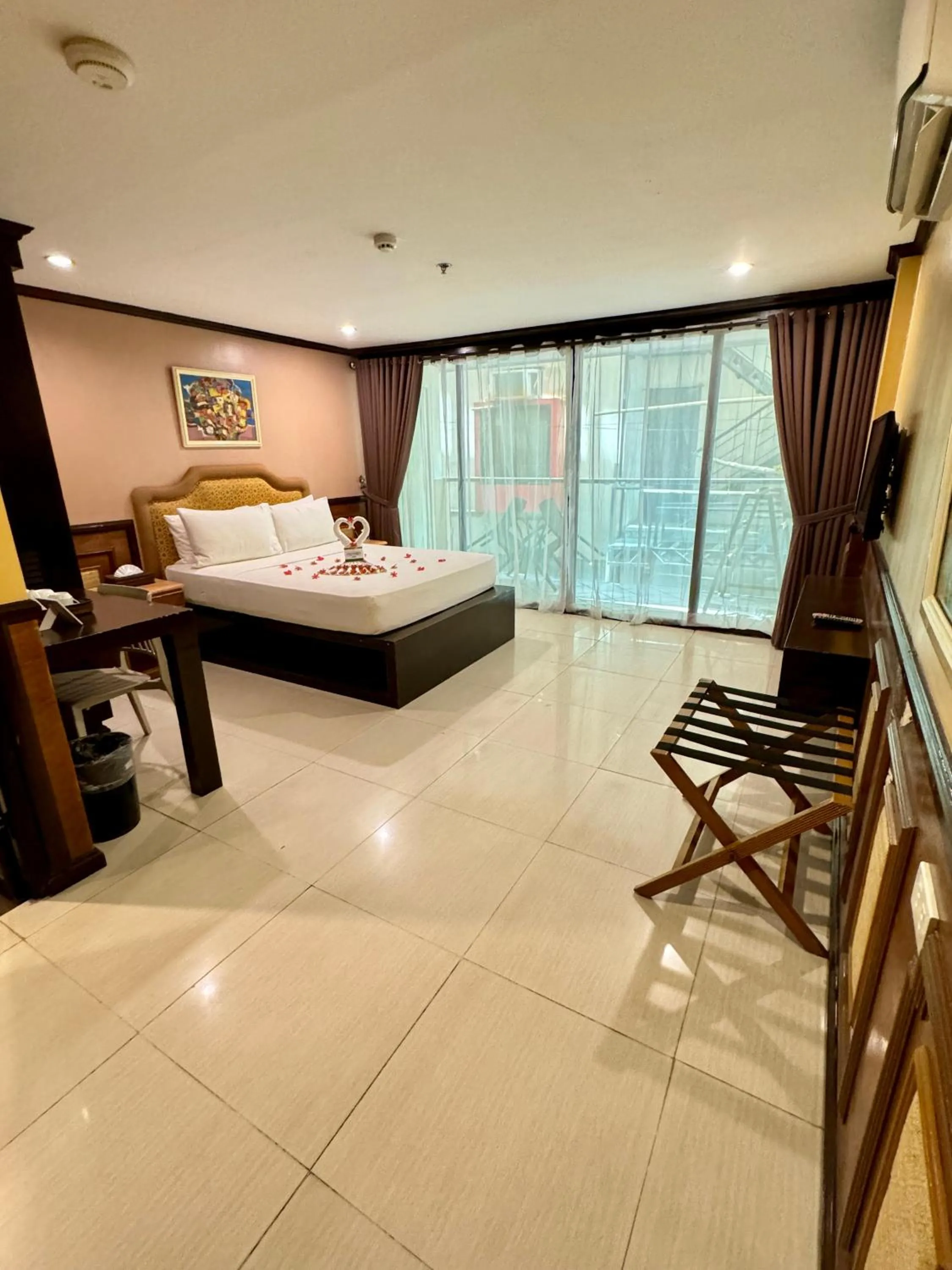 Photo of the whole room, Bed in Red Coco Inn de Boracay