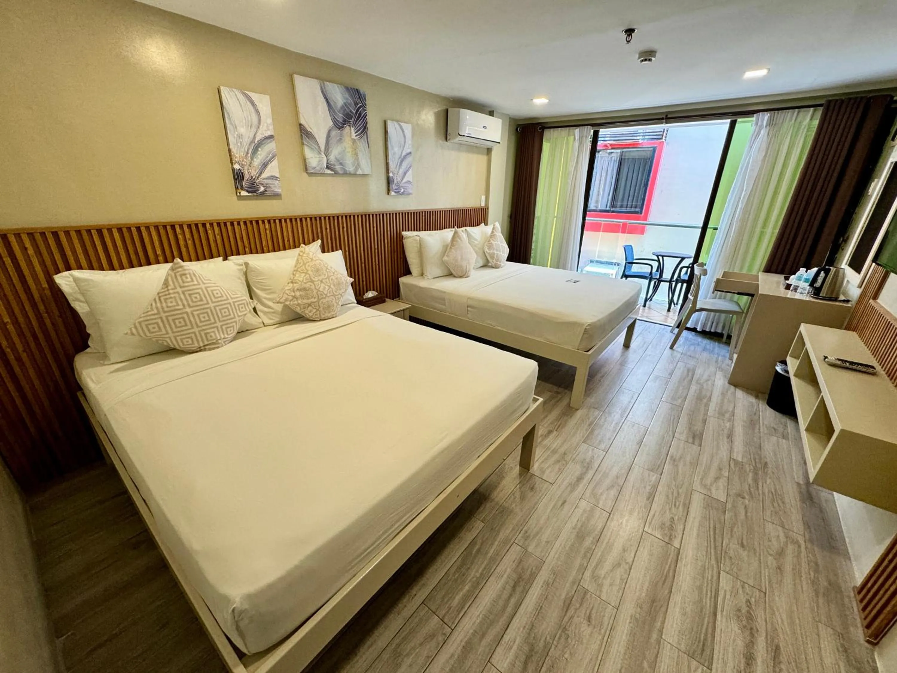 Photo of the whole room, Bed in Red Coco Inn de Boracay