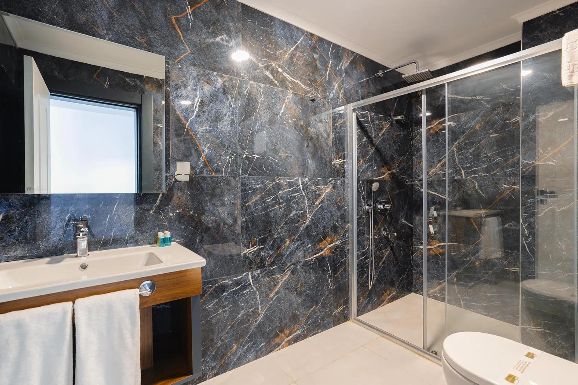 Toilet in Berlin Suite Hotel Trabzon