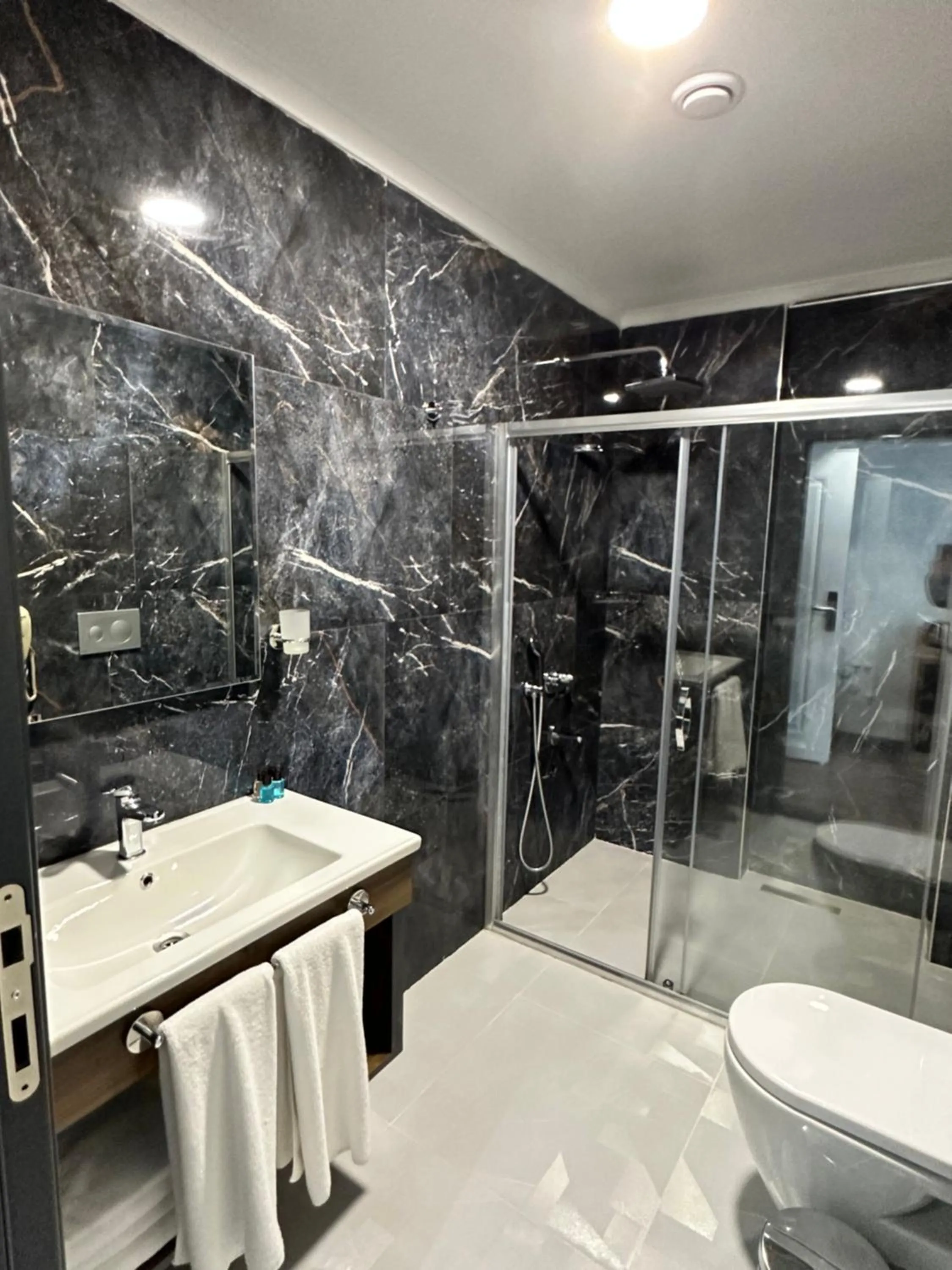Shower in Berlin Suite Hotel Trabzon