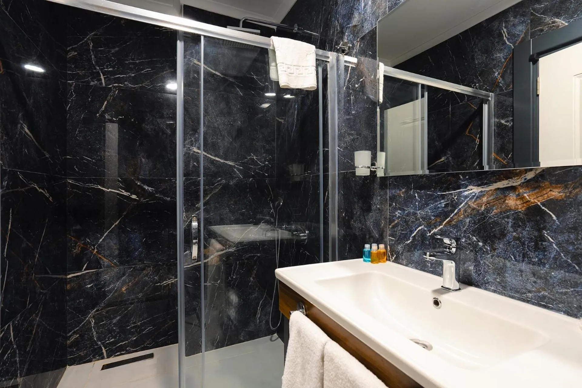 Shower in Berlin Suite Hotel Trabzon