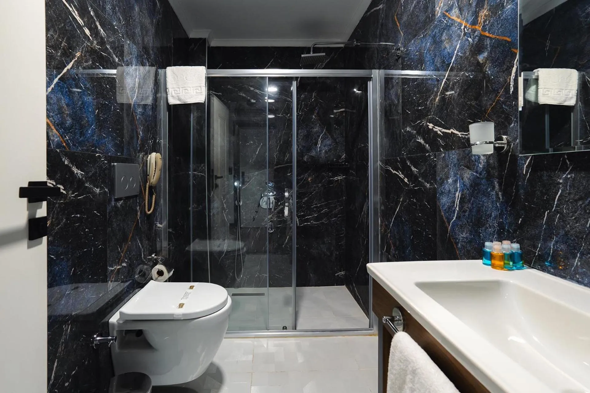 Toilet in Berlin Suite Hotel Trabzon