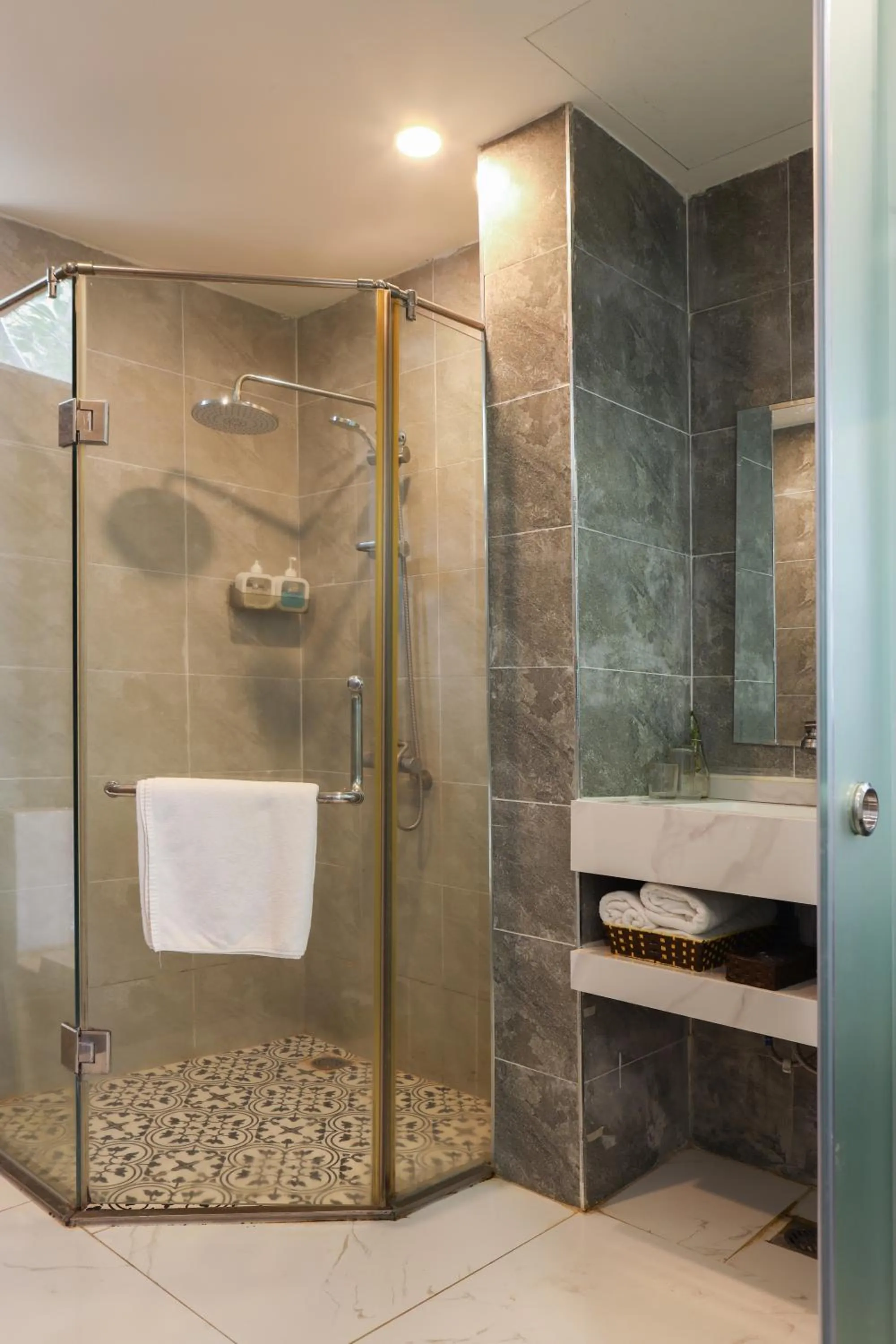 Shower in Art Hotel Ha Noi
