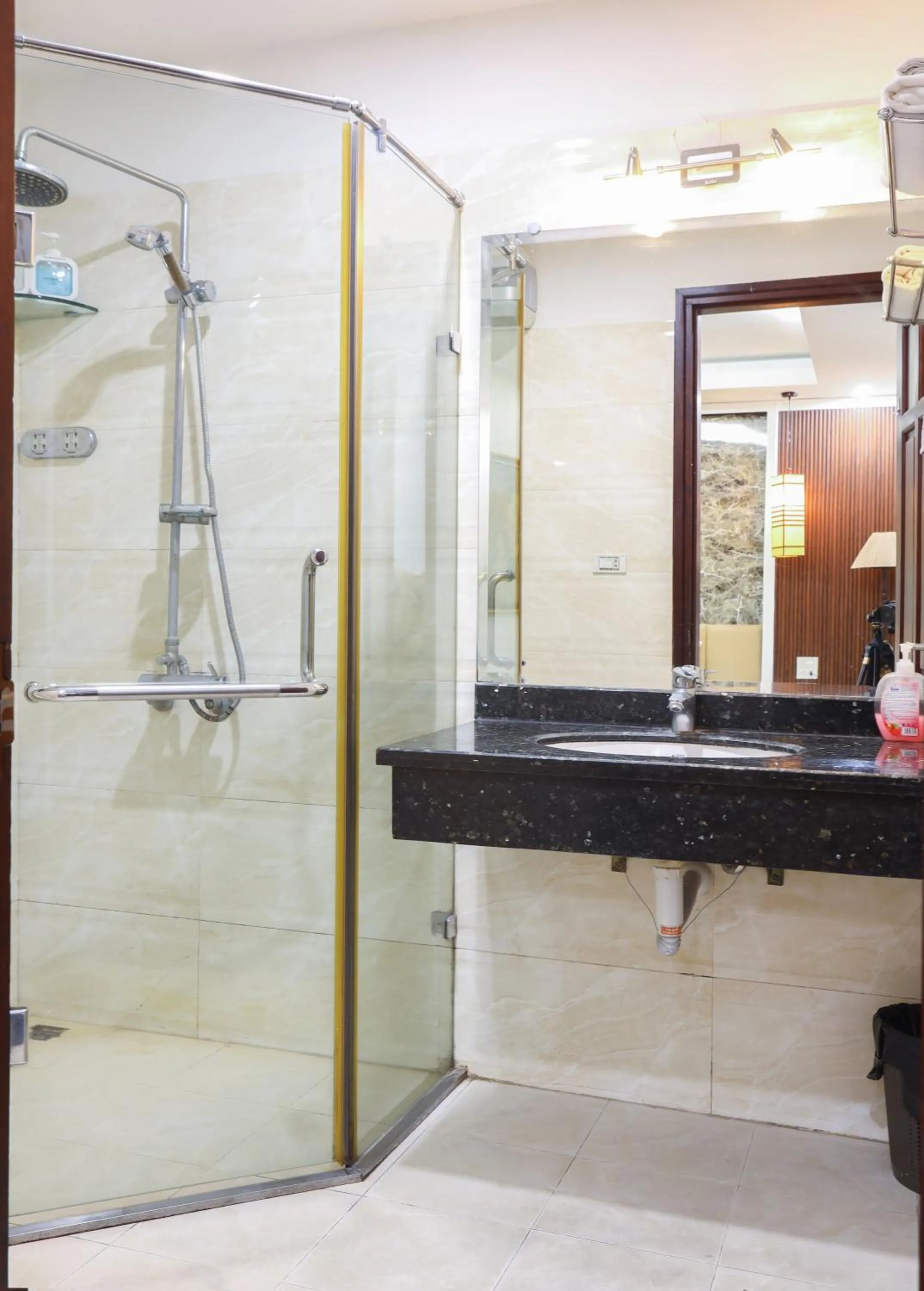 Shower in Art Hotel Ha Noi