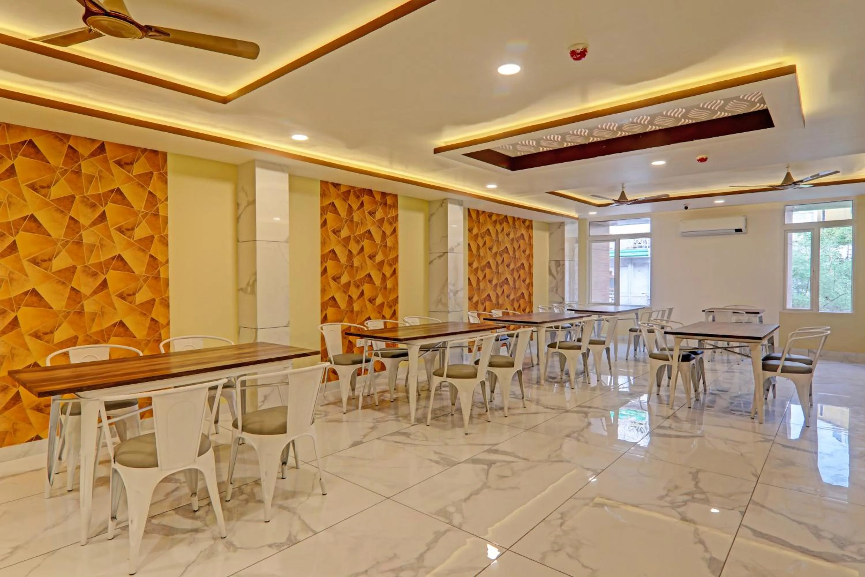 Restaurant/places to eat in Hotel Heera Grand