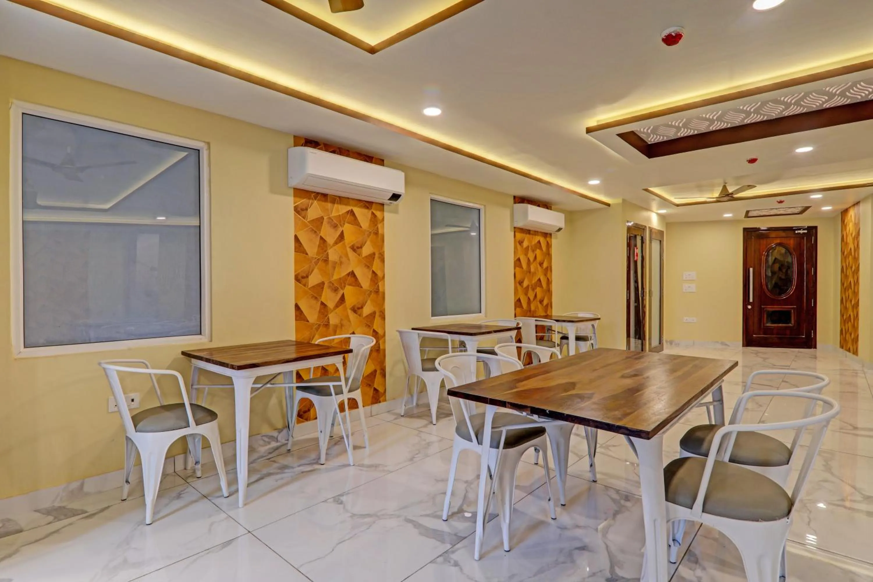 Restaurant/places to eat in Hotel Heera Grand