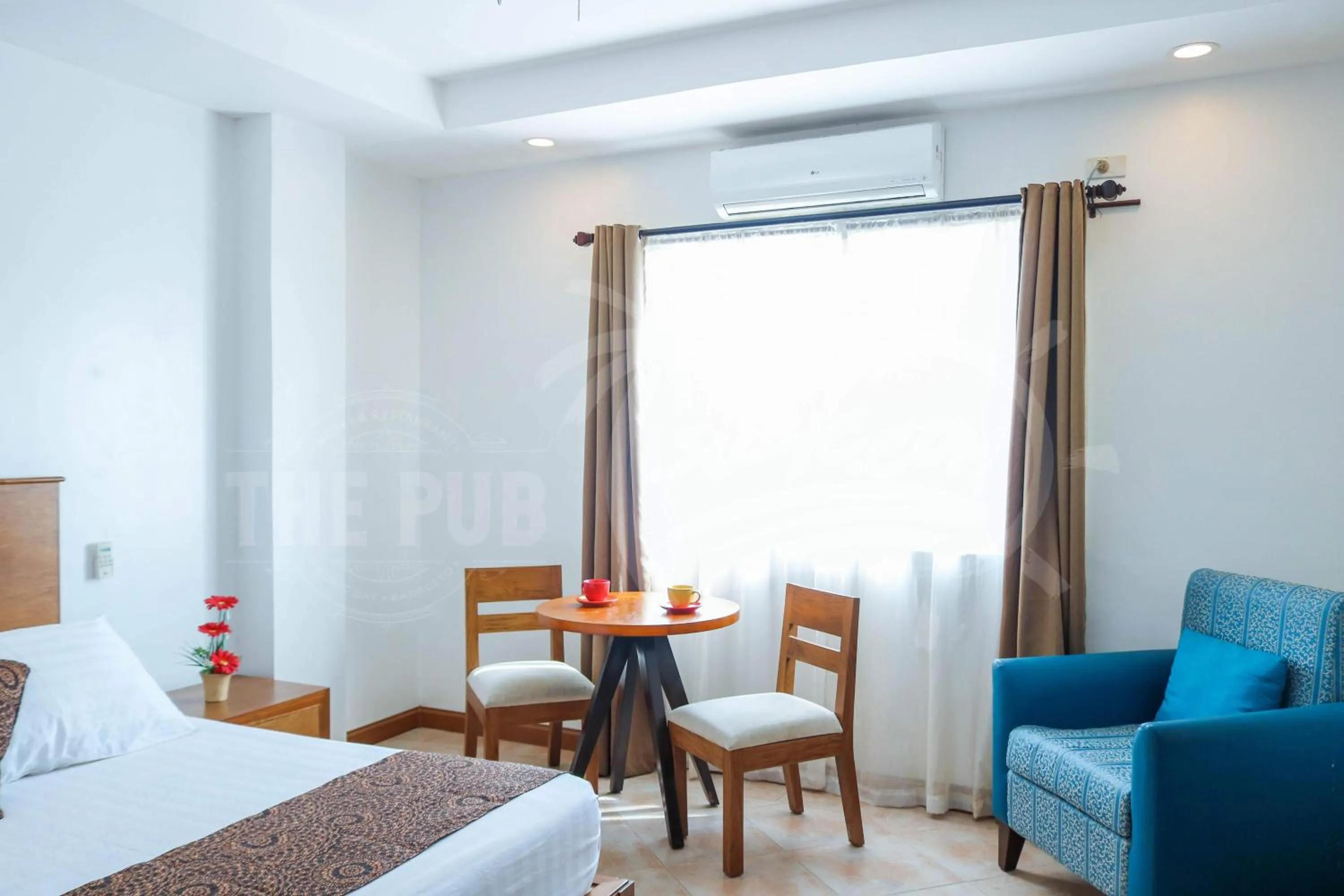 Seating area, Bed in The Pub Hotel