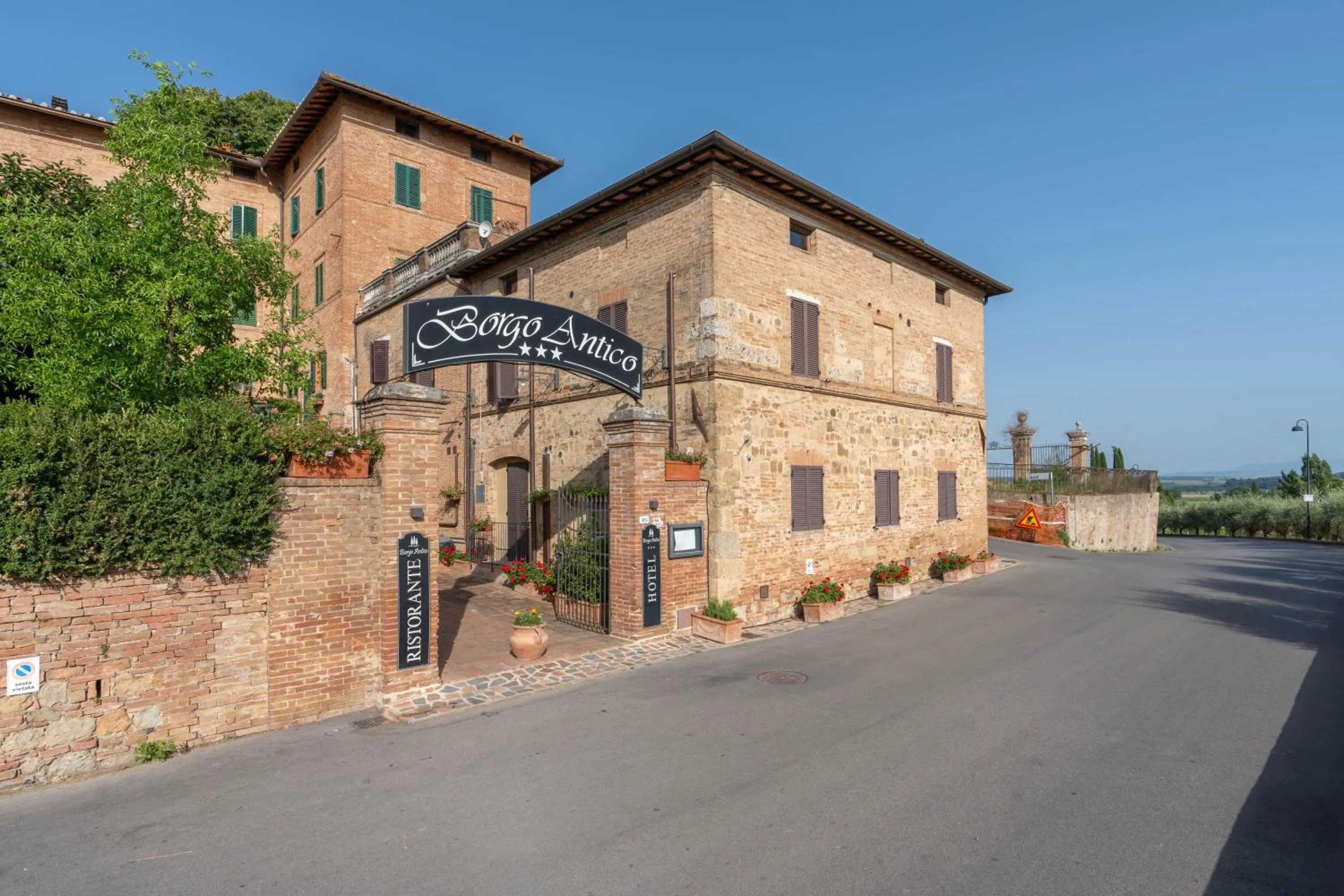 Property building in Hotel Ristorante Borgo Antico