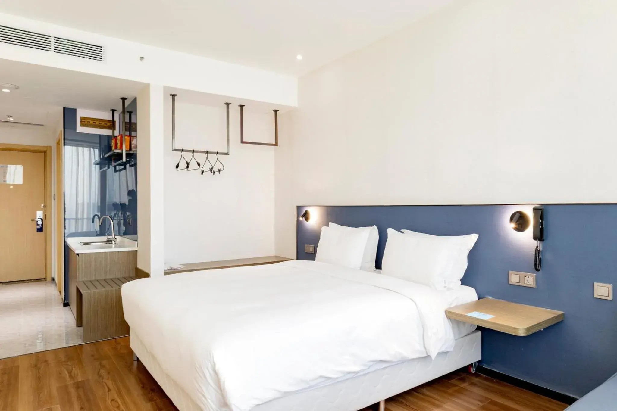 Standard King Room - High Floor in Holiday Inn Express Lanzhou New Area by IHG Standard King Room - High Floor in Holiday Inn Express Lanzhou New Area by IHG