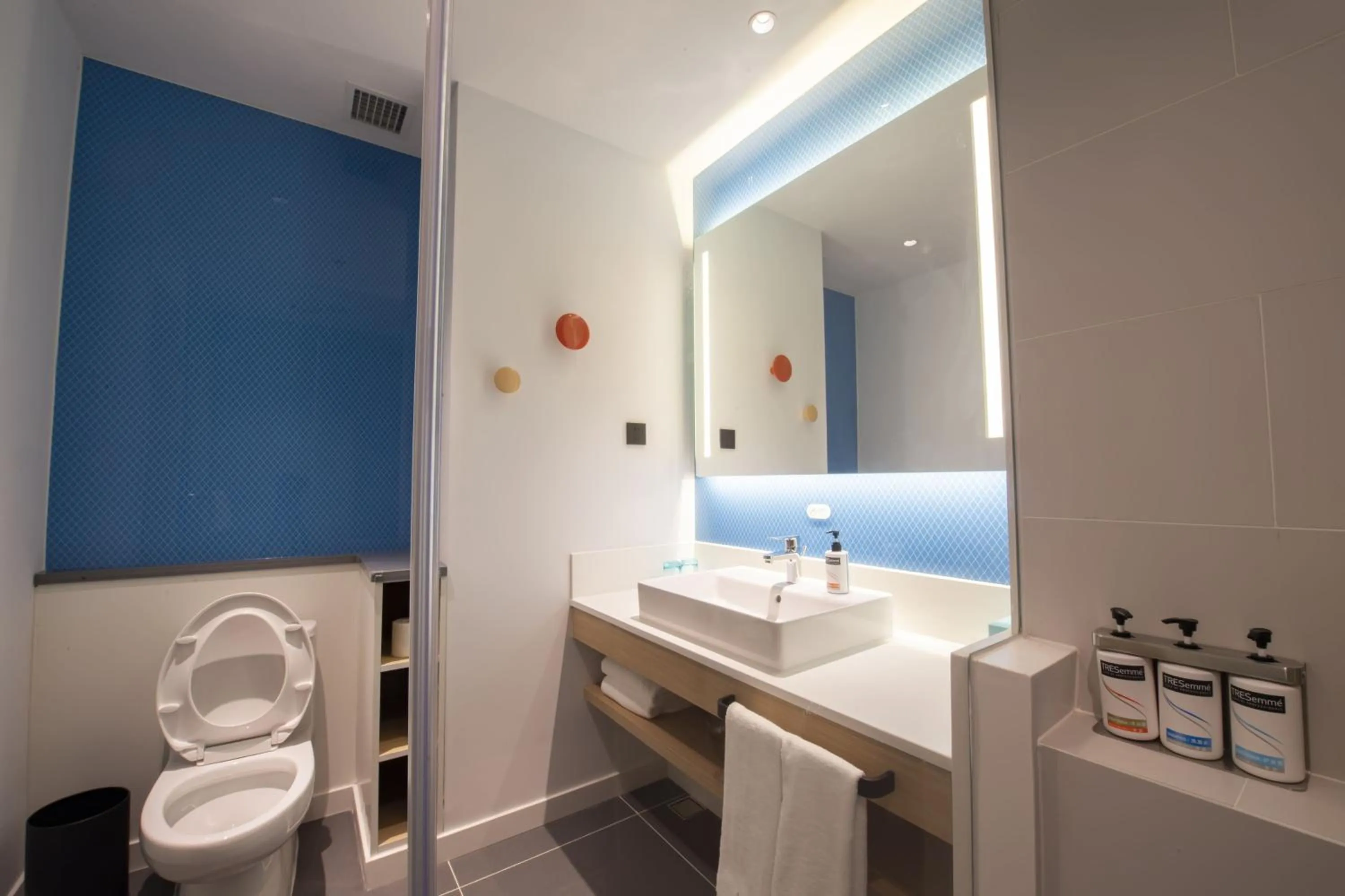 Photo of the whole room in Holiday Inn Express Tianjin Binhai by IHG