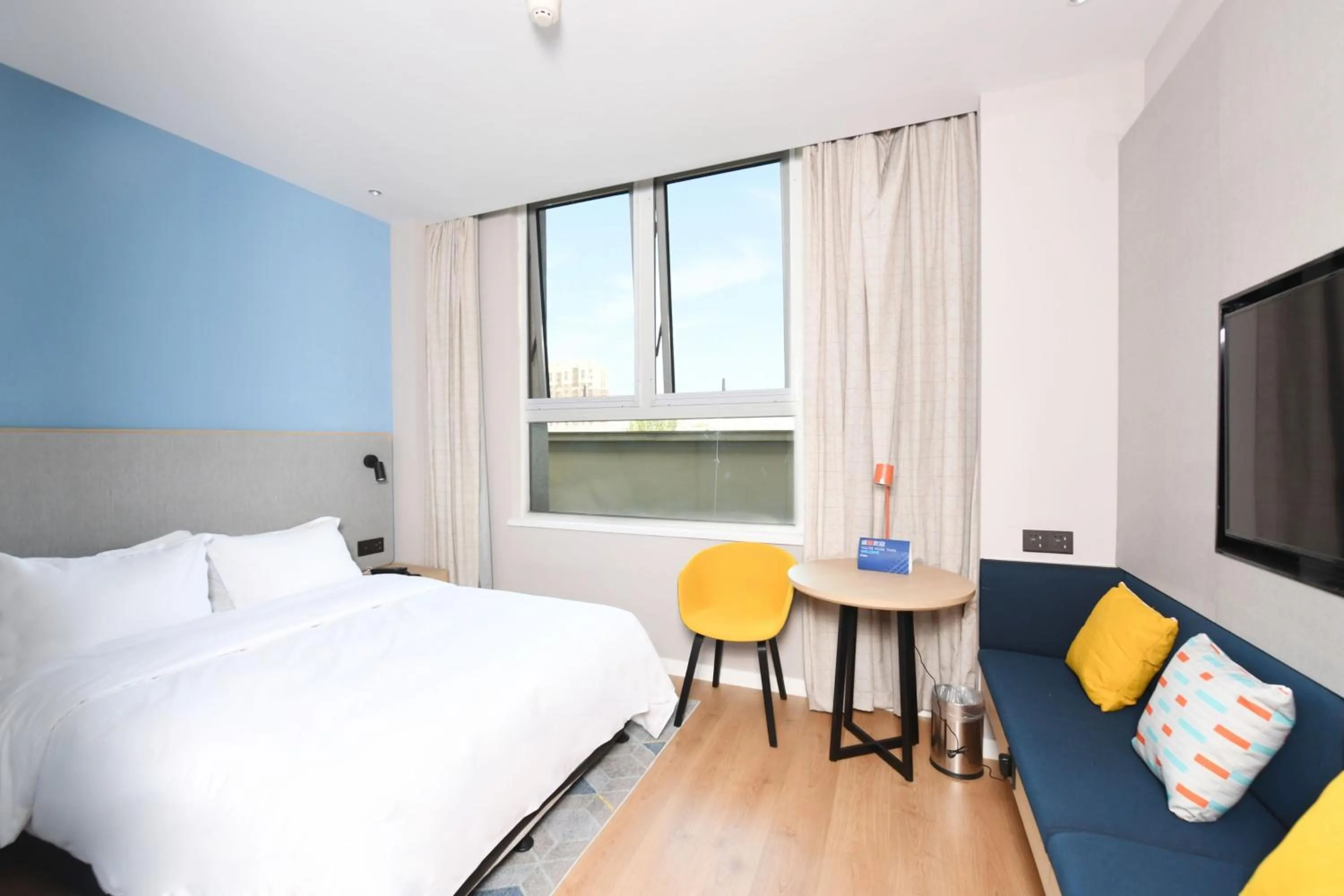 Photo of the whole room, Bed in Holiday Inn Express Tianjin Binhai by IHG