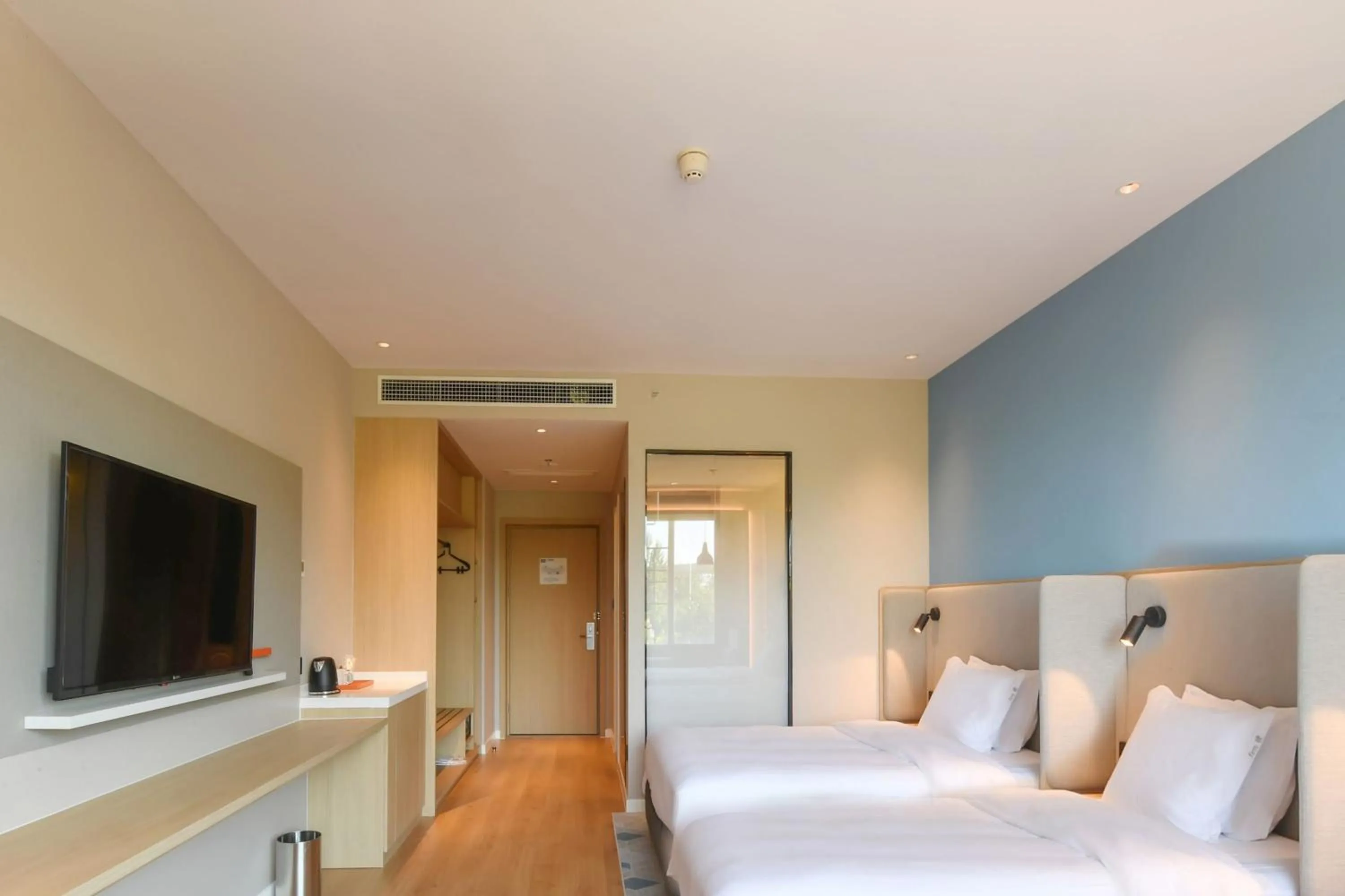 Photo of the whole room, Bed in Holiday Inn Express Tianjin Binhai by IHG