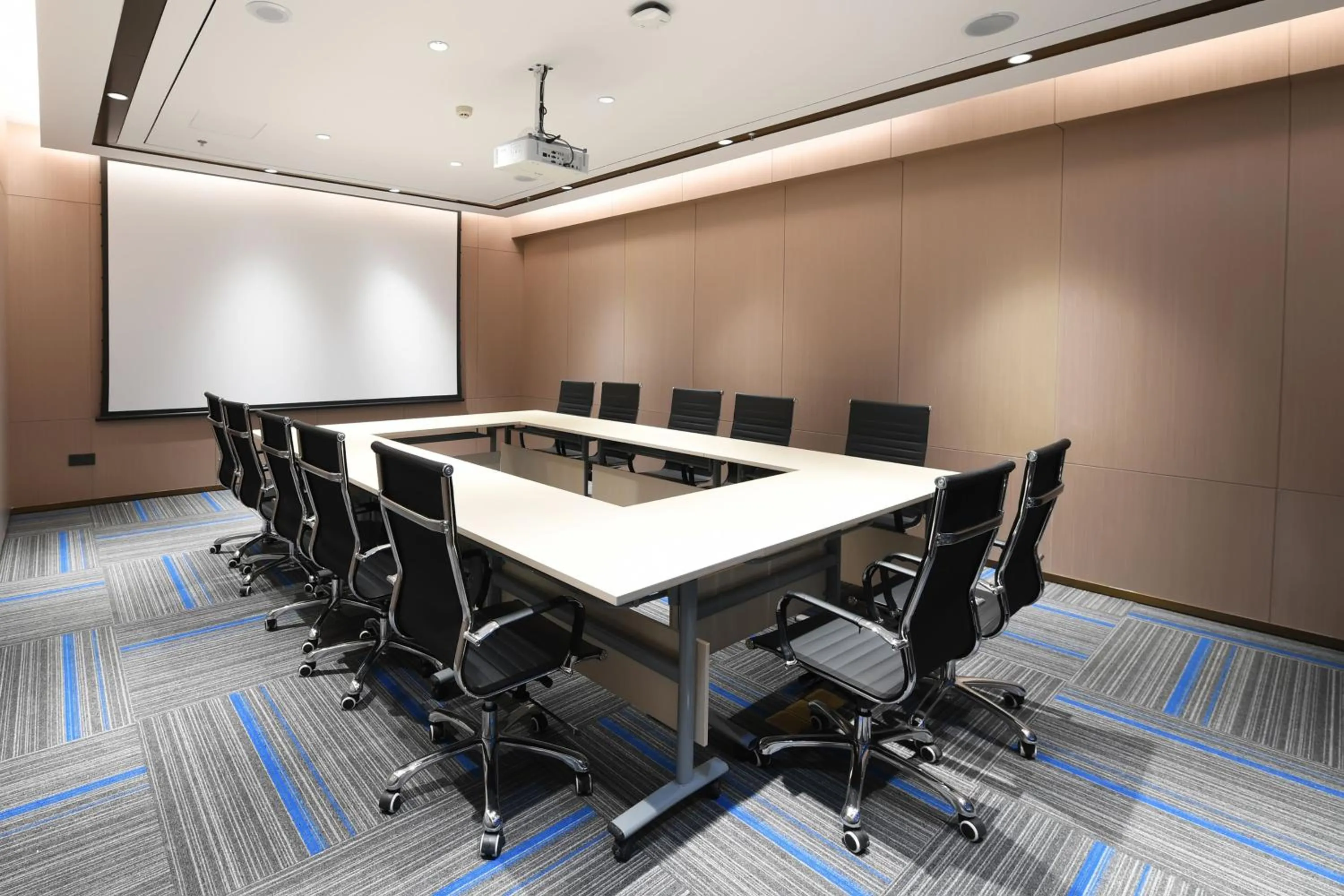 Meeting/conference room in Holiday Inn Express Tianjin Binhai by IHG