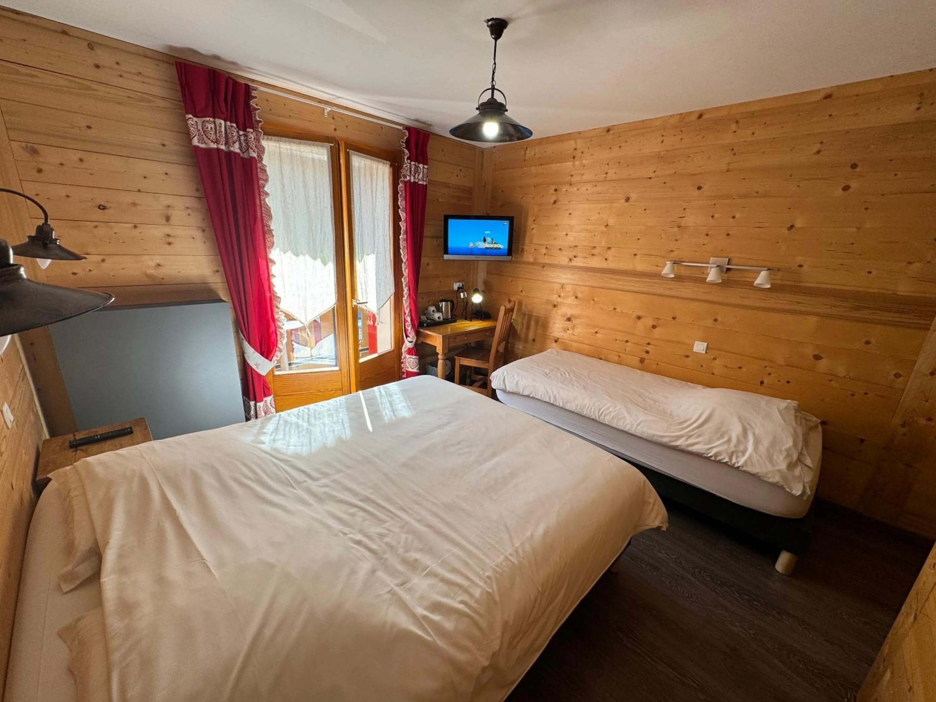 Photo of the whole room, Bed in Le Schuss