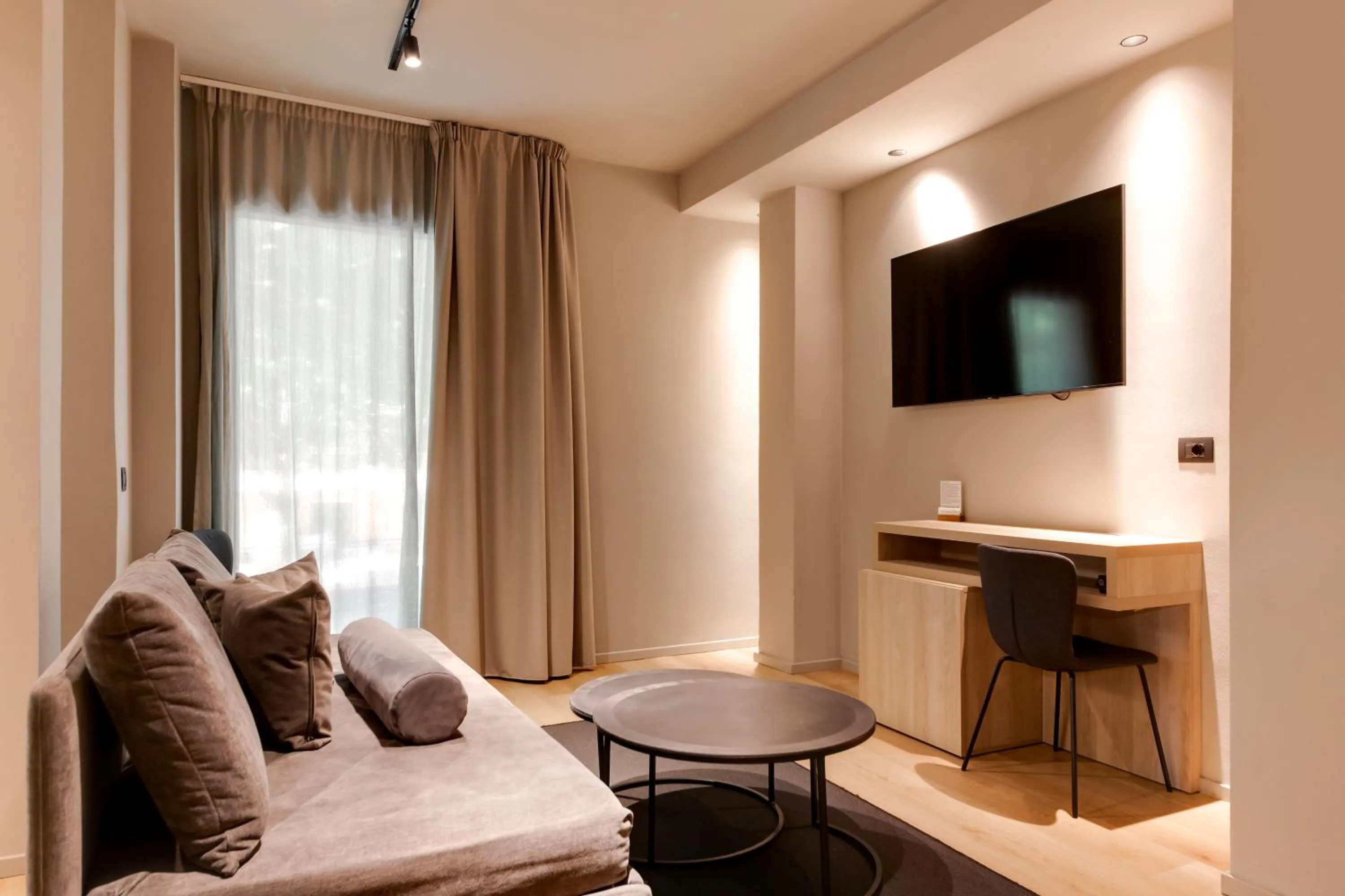 TV and multimedia in Mima Aparthotel Boutique & Spa