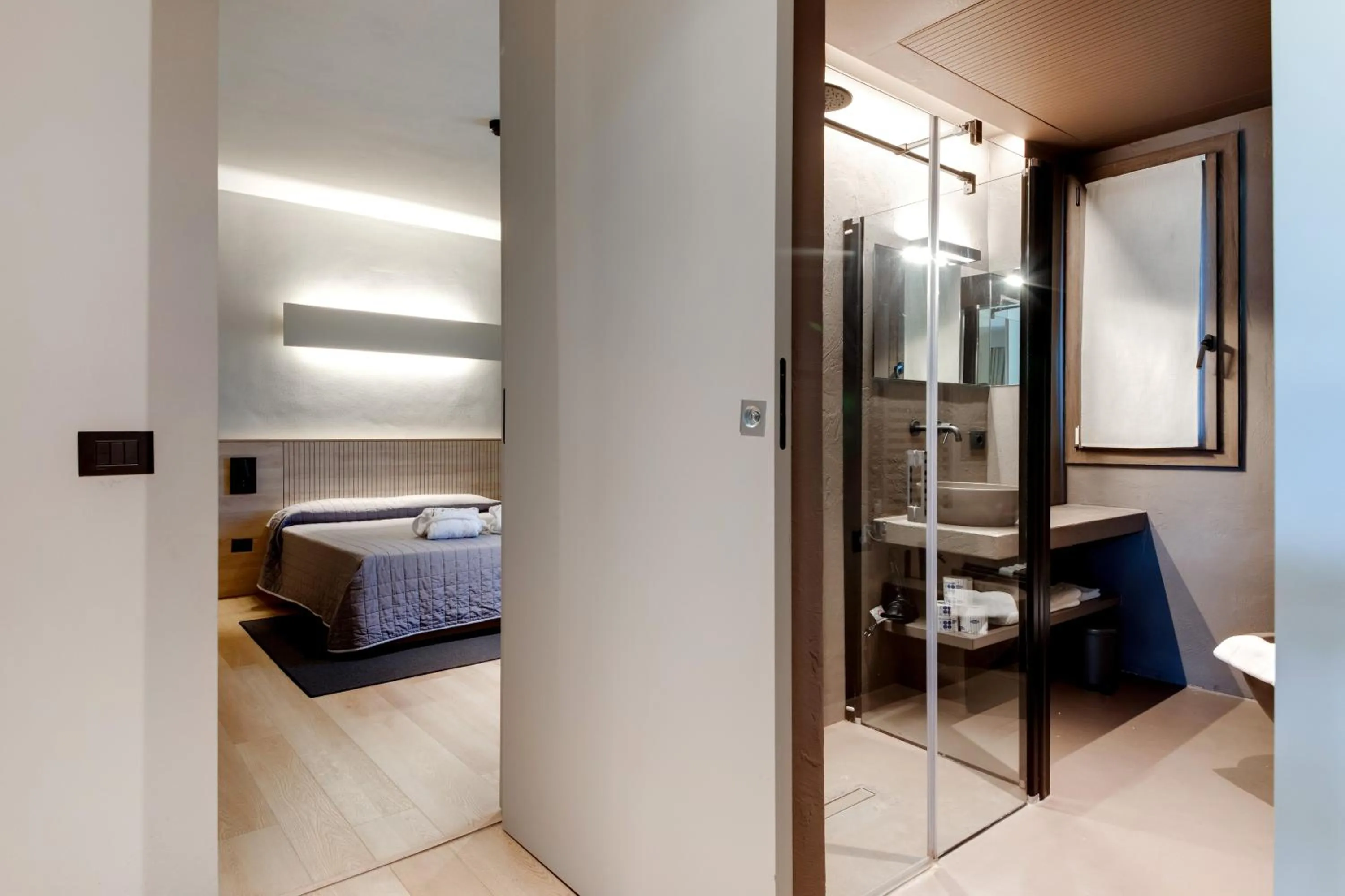 Shower, Bed in Mima Aparthotel Boutique & Spa