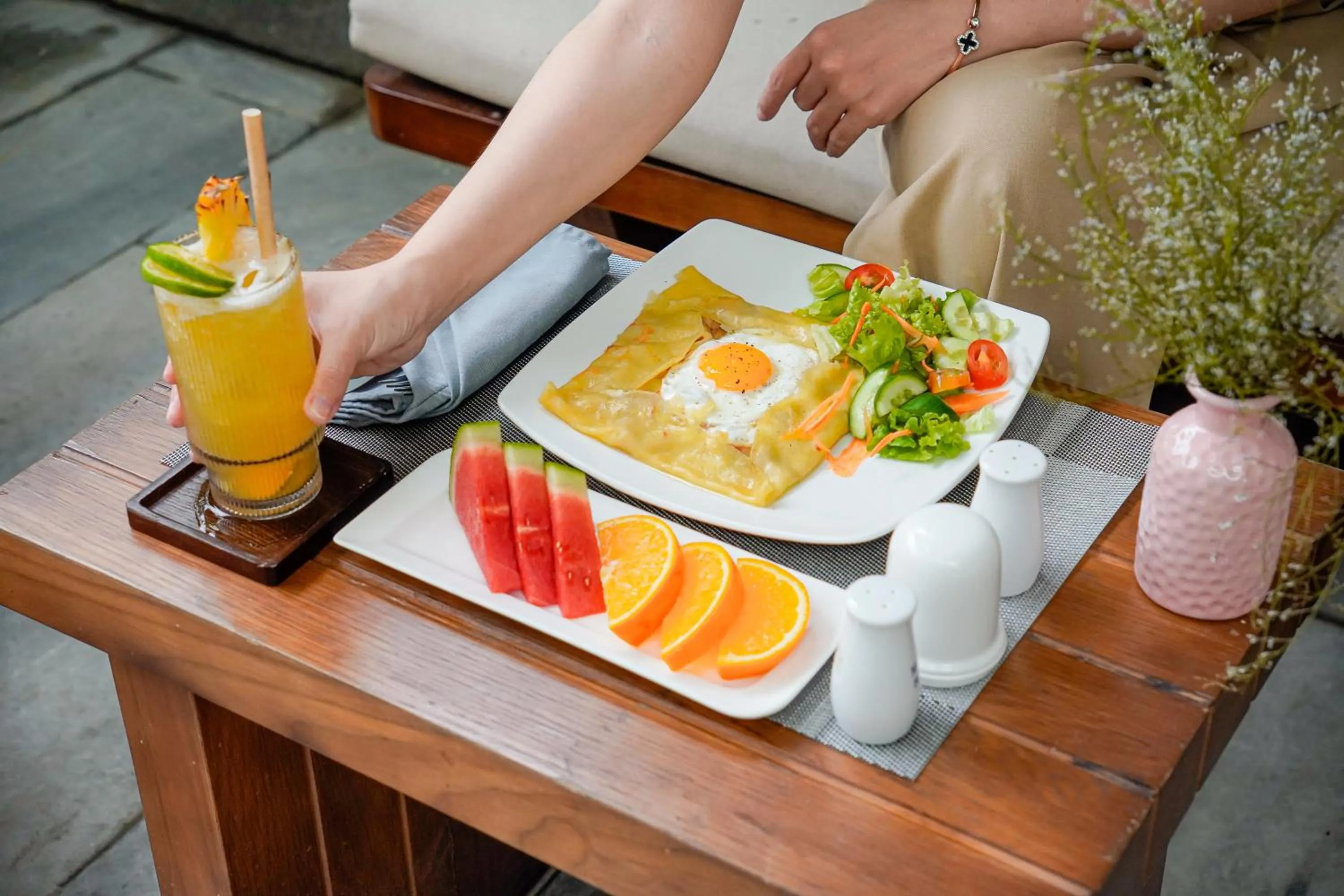 Restaurant/places to eat in Le Cap Gym Hotel & Apartments