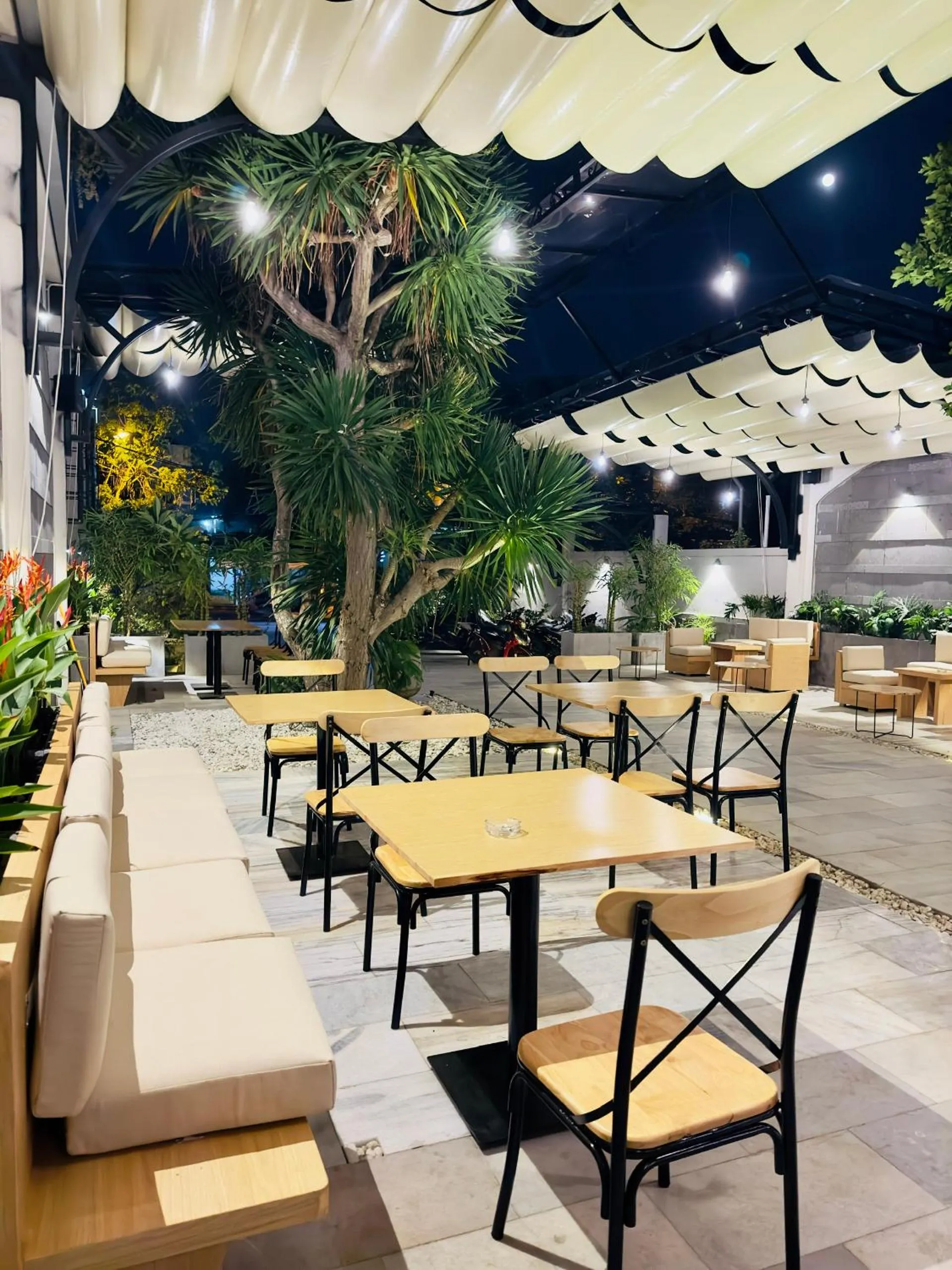 Restaurant/places to eat in Le Cap Gym Hotel & Apartments