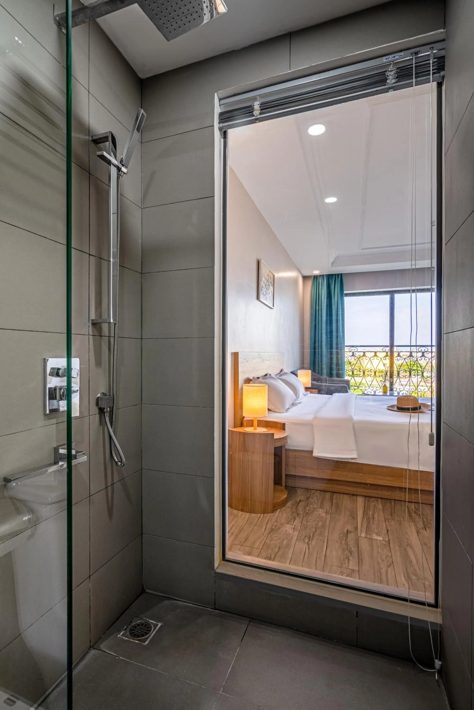 Shower, Bed in Le Cap Gym Hotel & Apartments