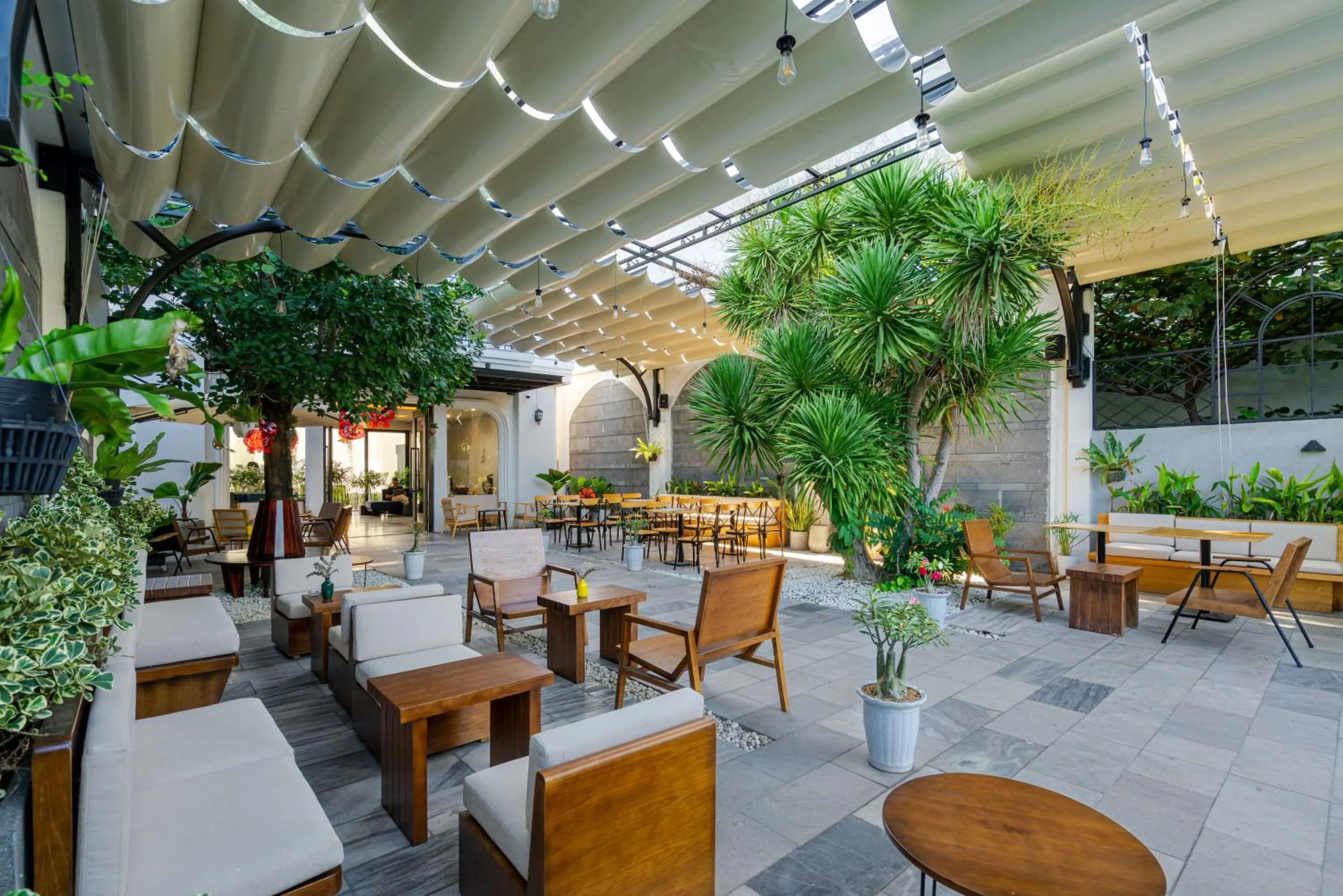 Restaurant/places to eat in Le Cap Gym Hotel & Apartments