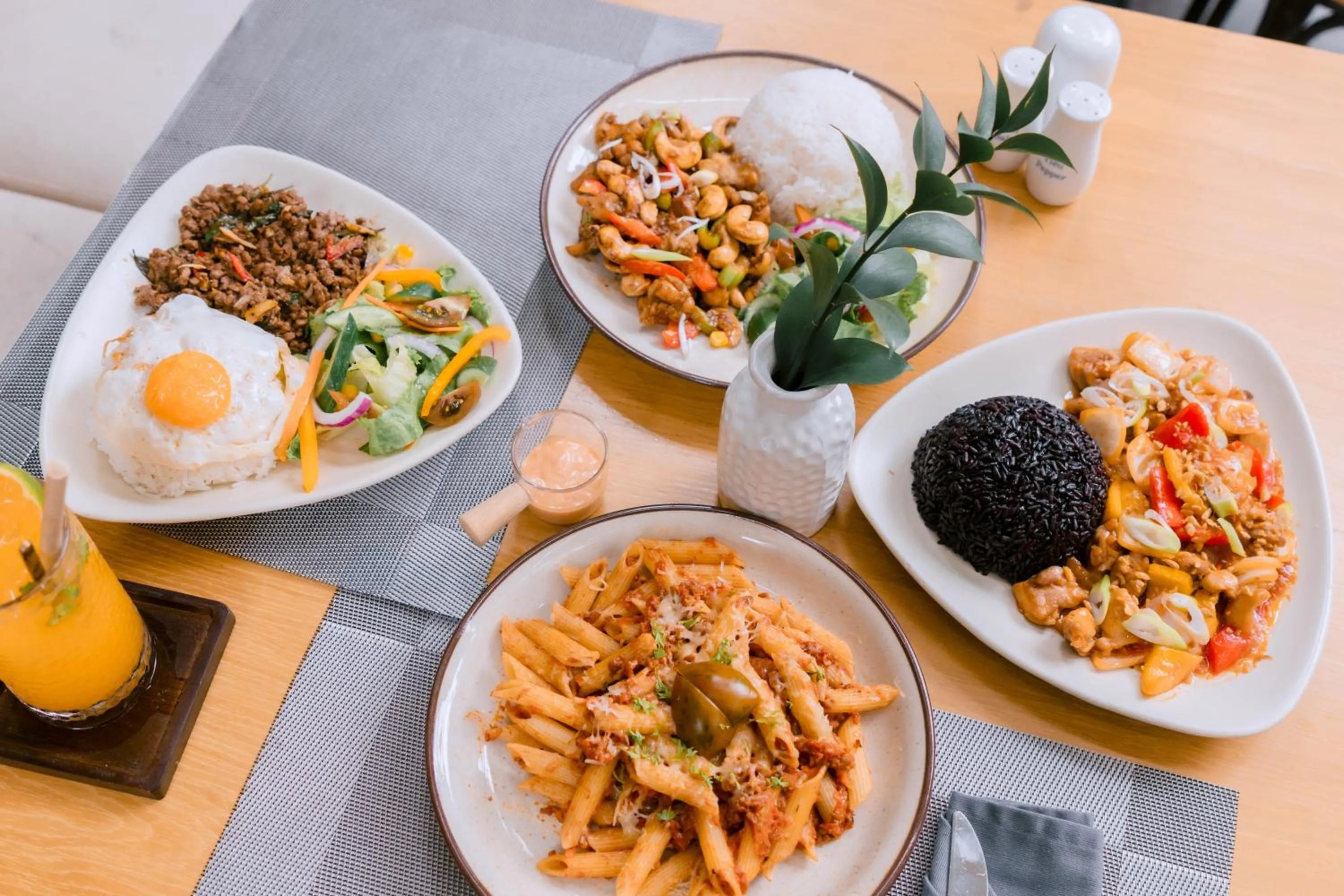 Restaurant/places to eat in Le Cap Gym Hotel & Apartments