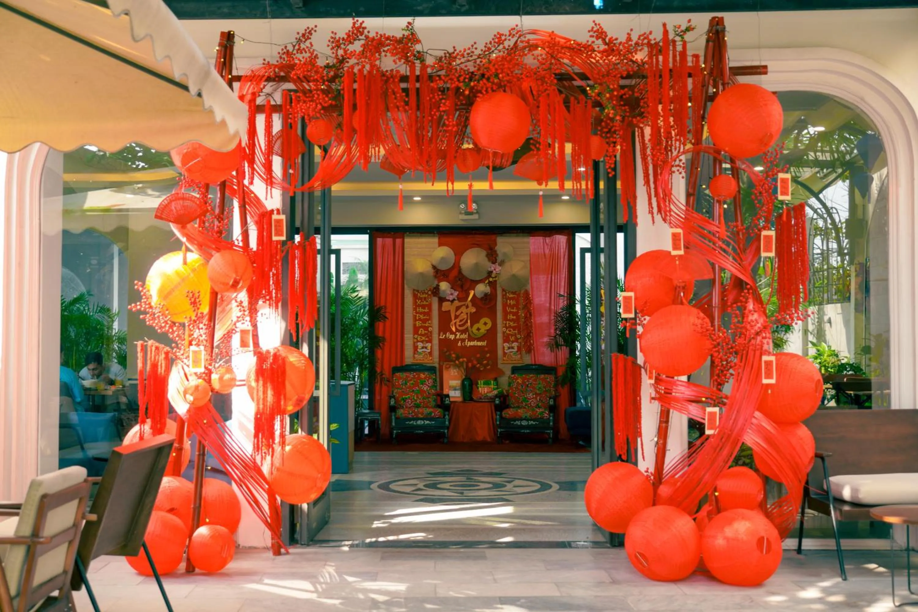 Restaurant/places to eat in Le Cap Gym Hotel & Apartments