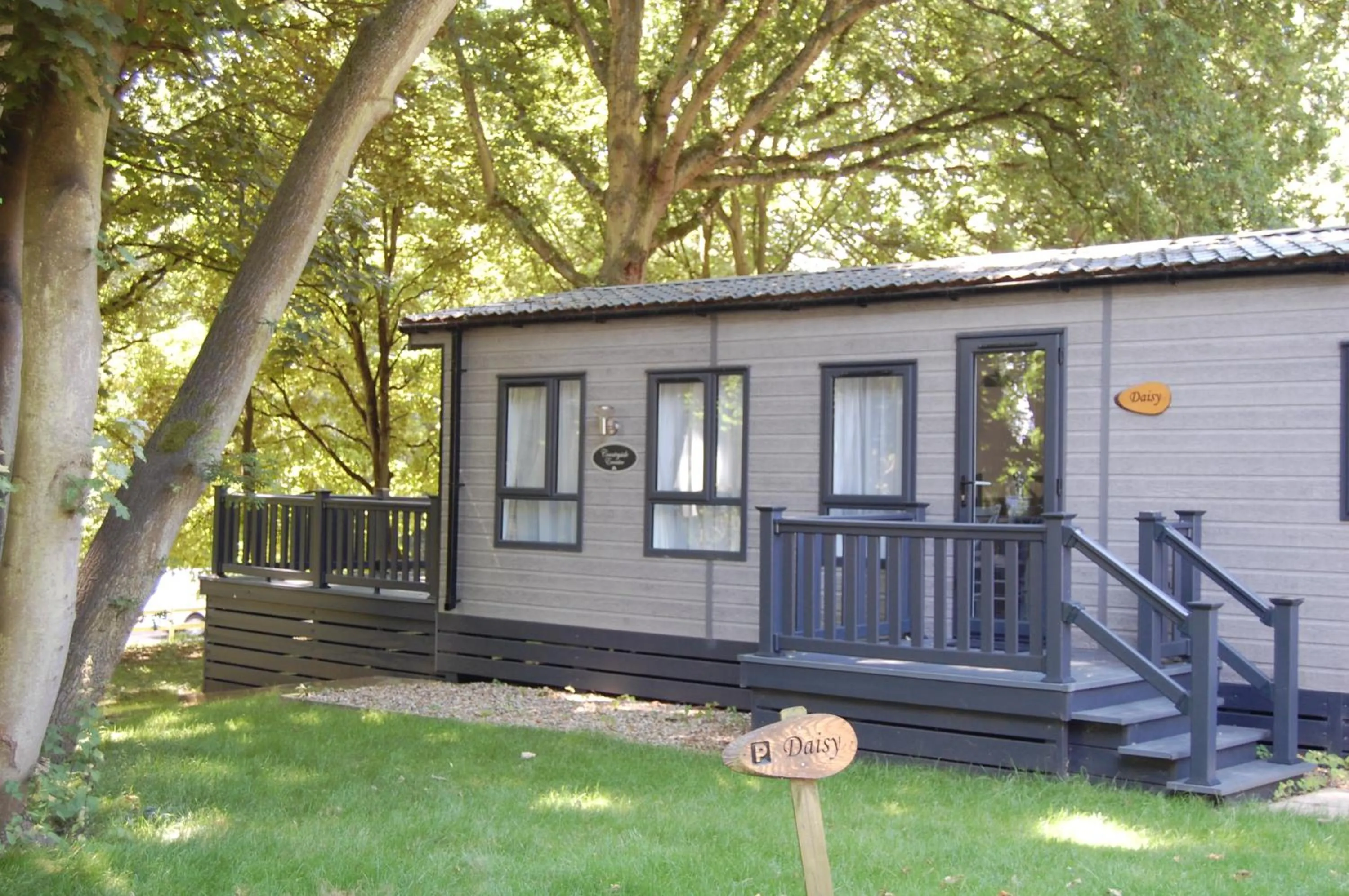 Property building in Woolverstone Marina and Lodge Park