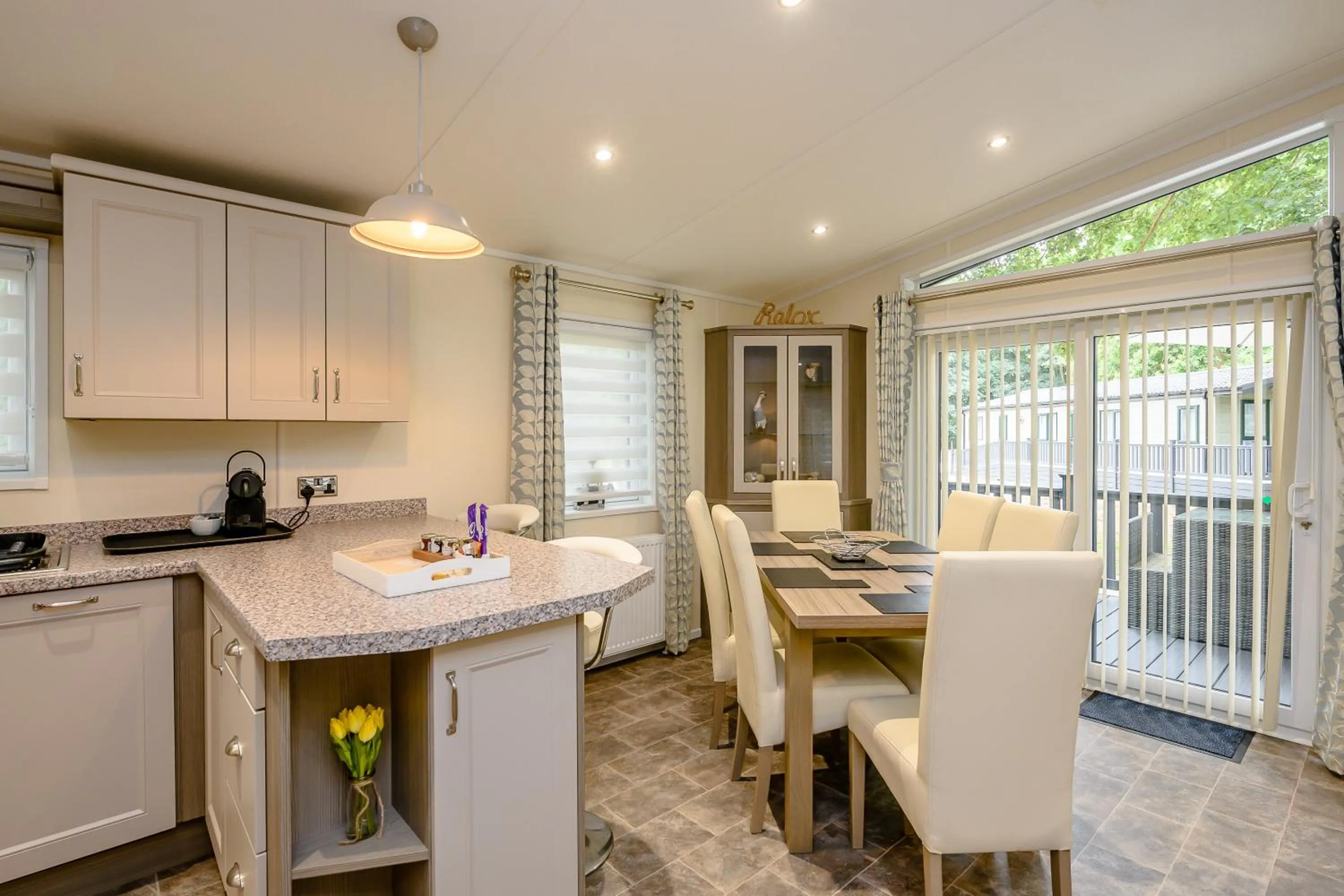 Dining area in Woolverstone Marina and Lodge Park