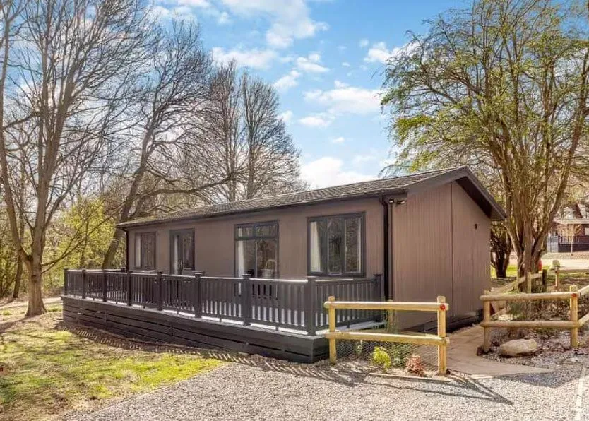 Property building in Woolverstone Marina and Lodge Park