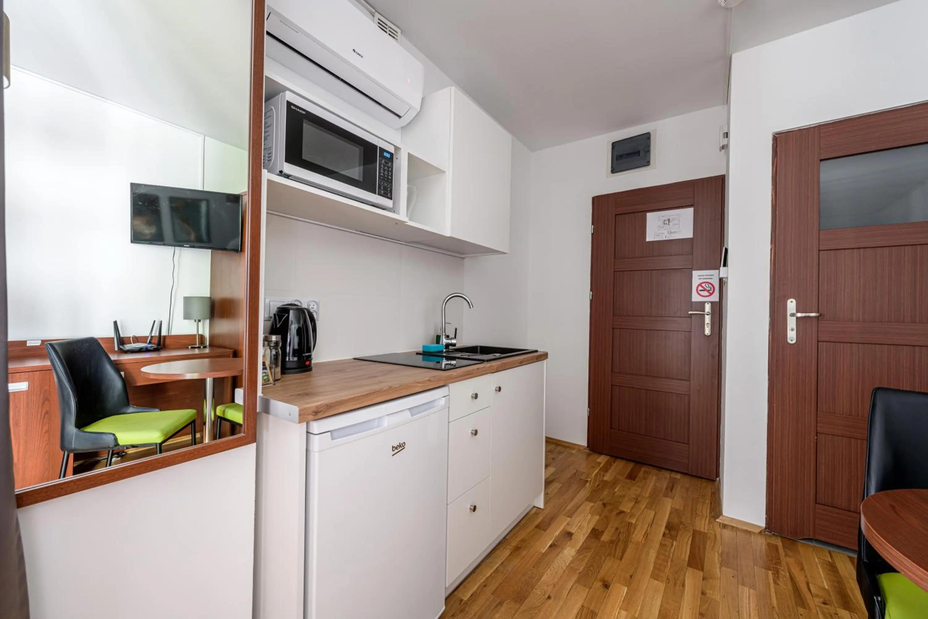 TV and multimedia in ON/SET APARTHOTEL