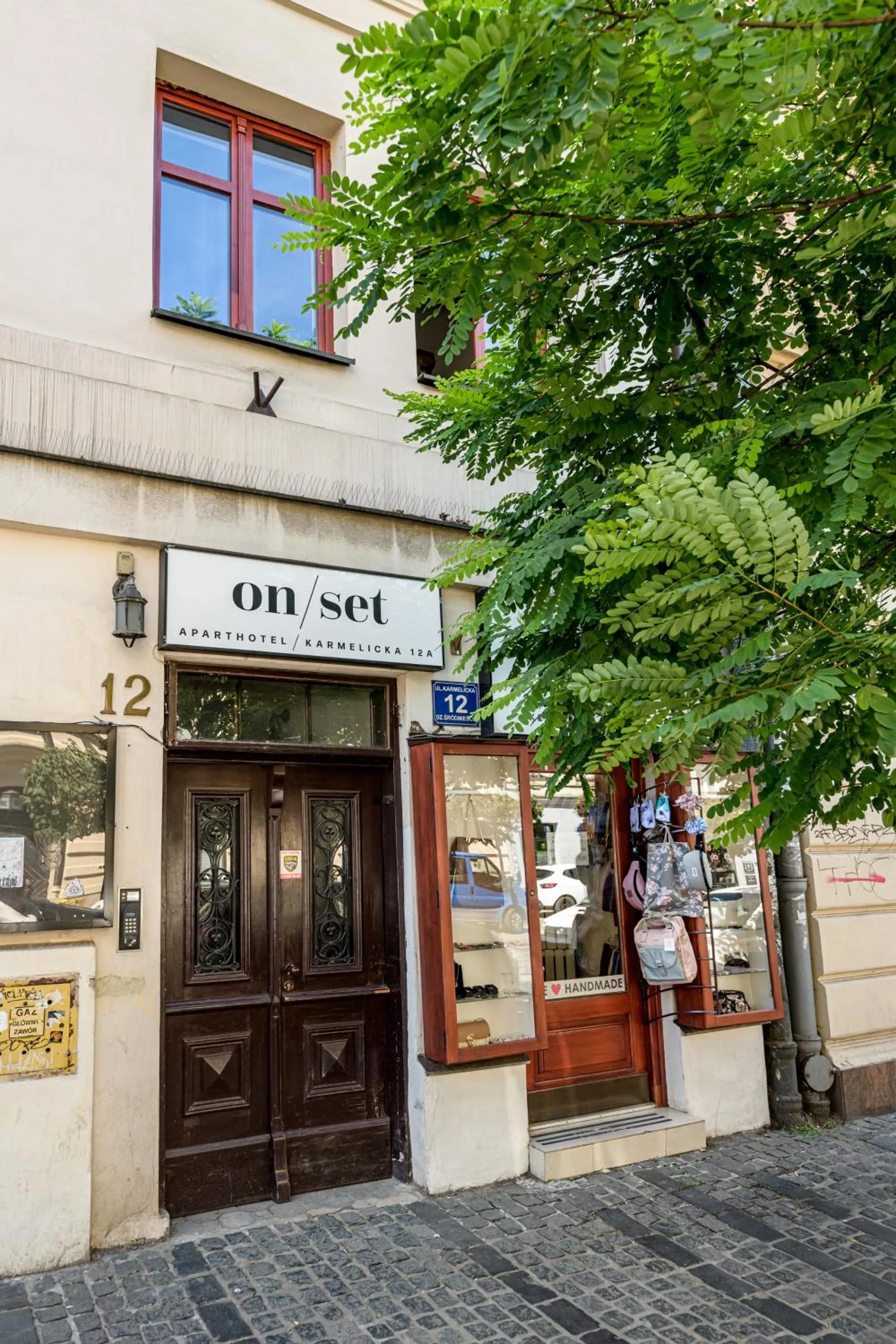 Property building in ON/SET APARTHOTEL