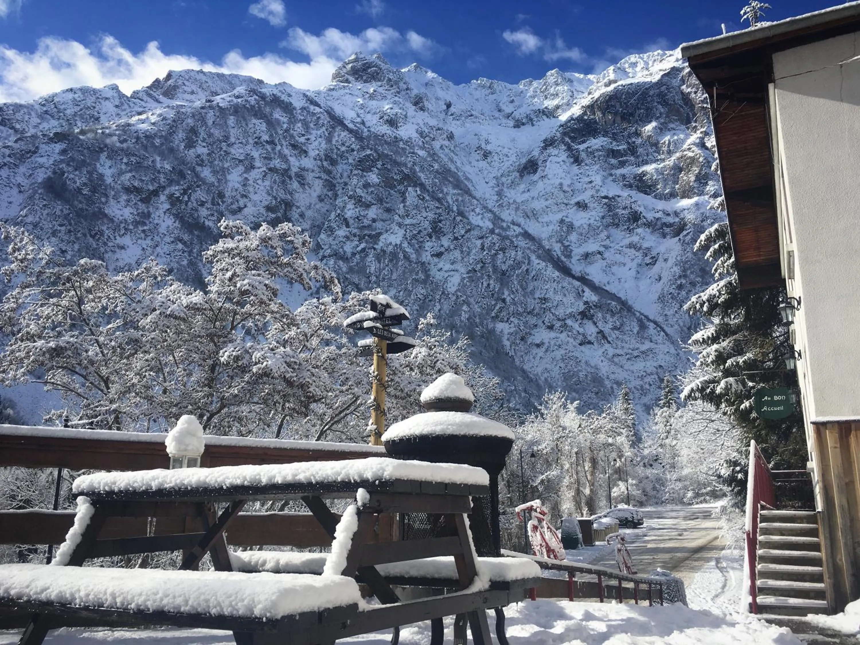 Patio in Hotel Au Bon Accueil