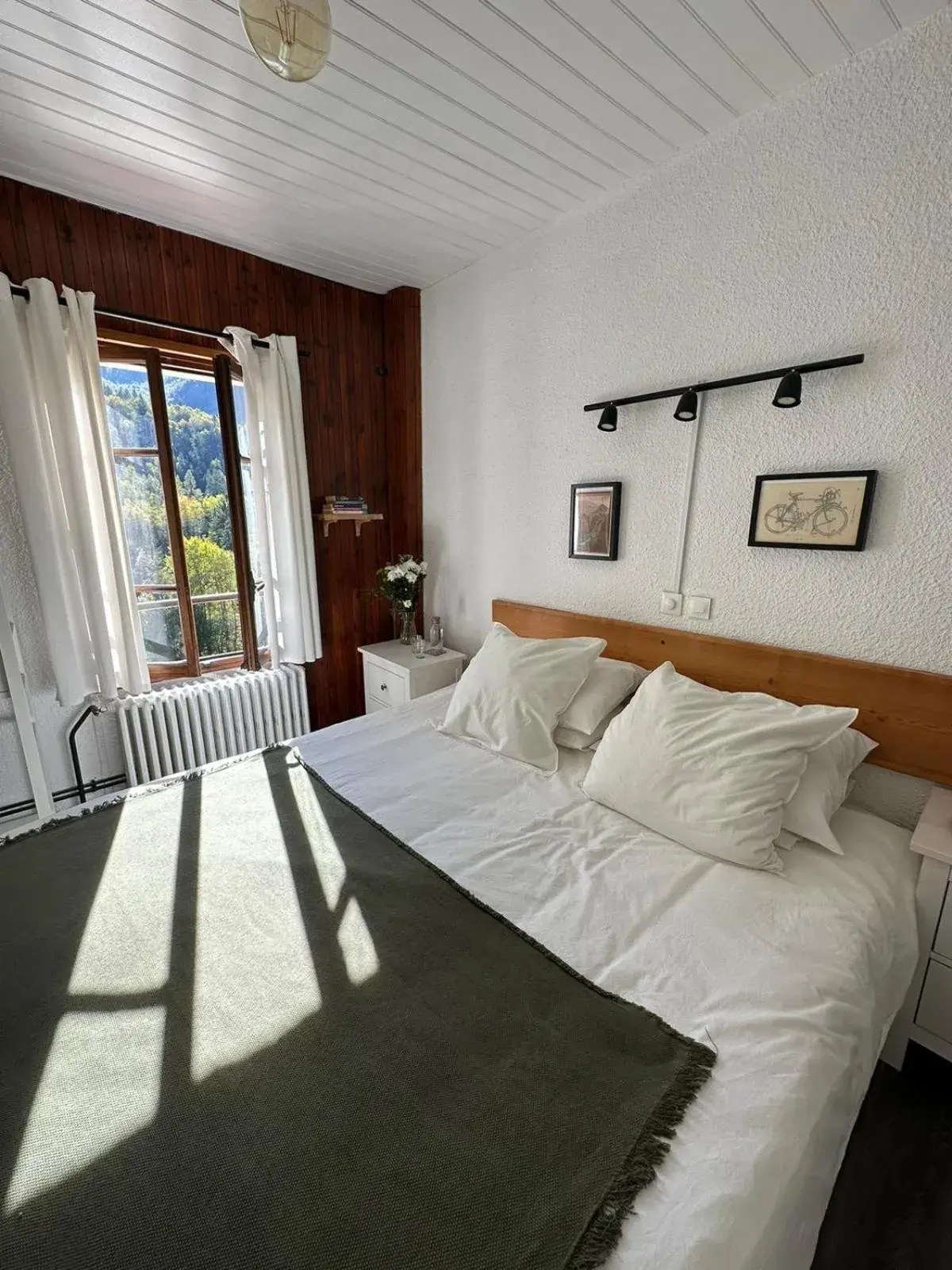 Double Room with Private Bathroom and External Toilet - single occupancy in Hotel Au Bon Accueil Double Room with Private Bathroom and External Toilet - single occupancy in Hotel Au Bon Accueil