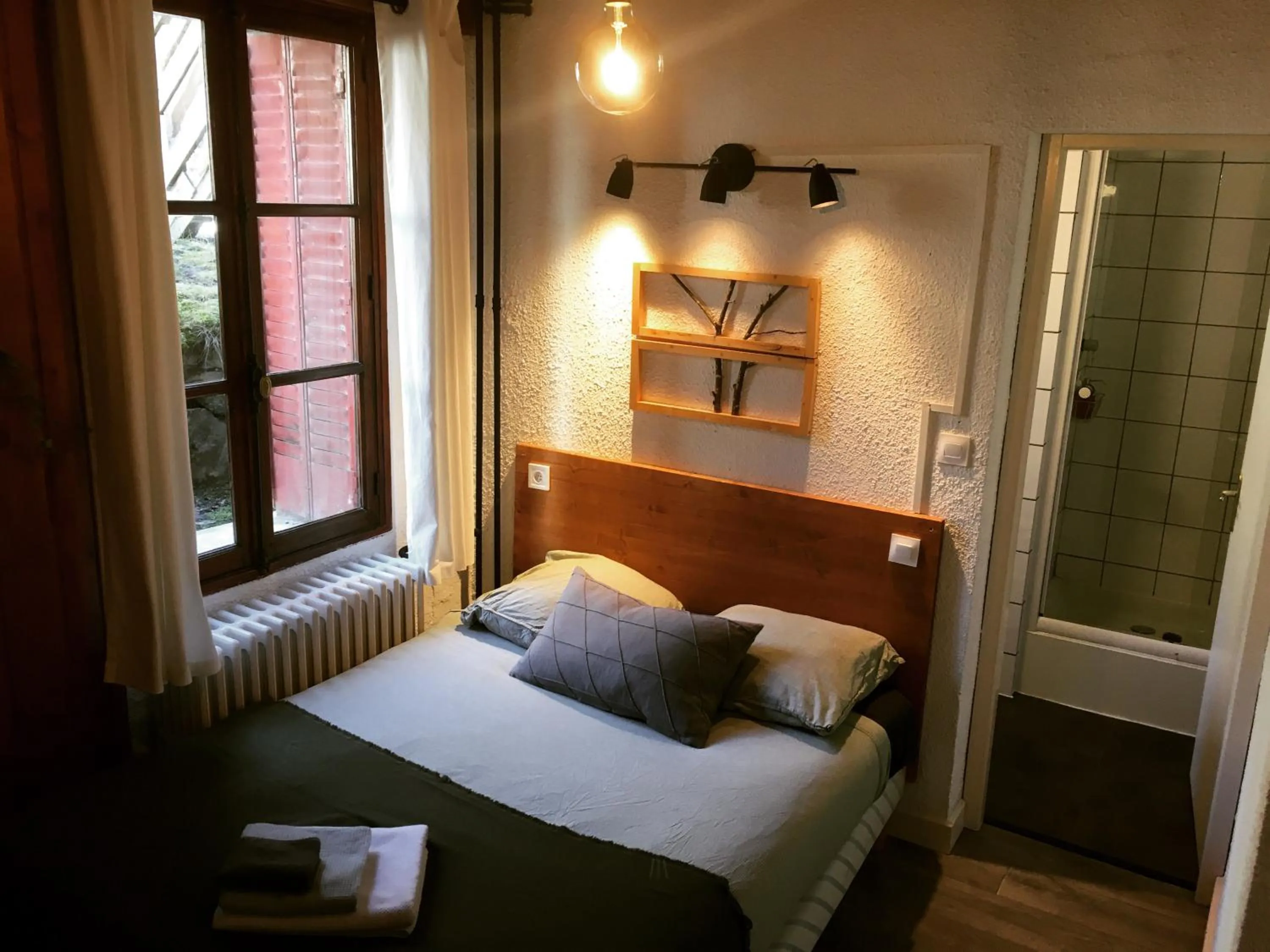 Bed in Hotel Au Bon Accueil