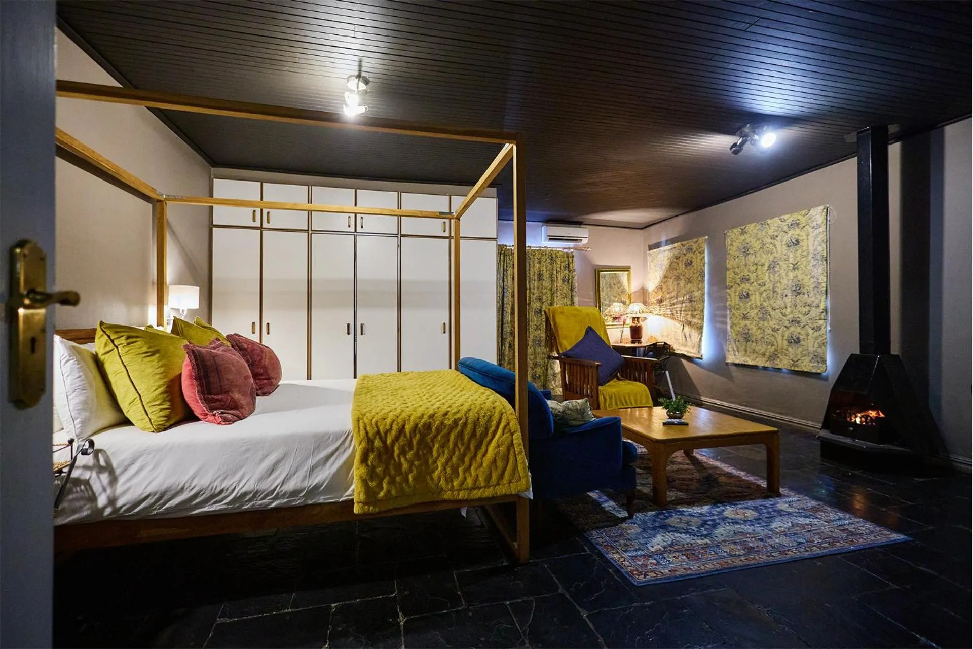 fireplace, Bed in Boord Guest House