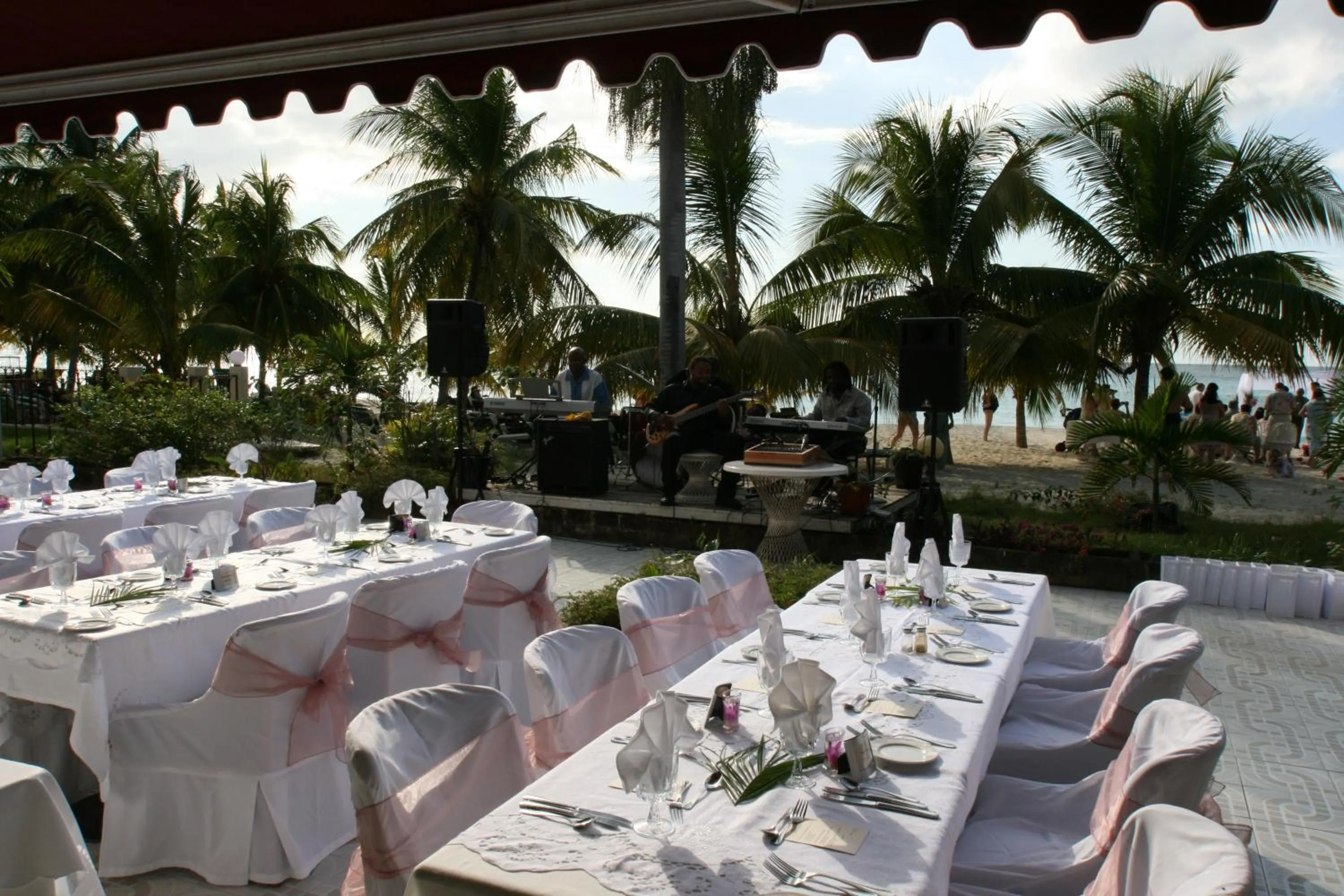 Restaurant/places to eat in Charela Inn