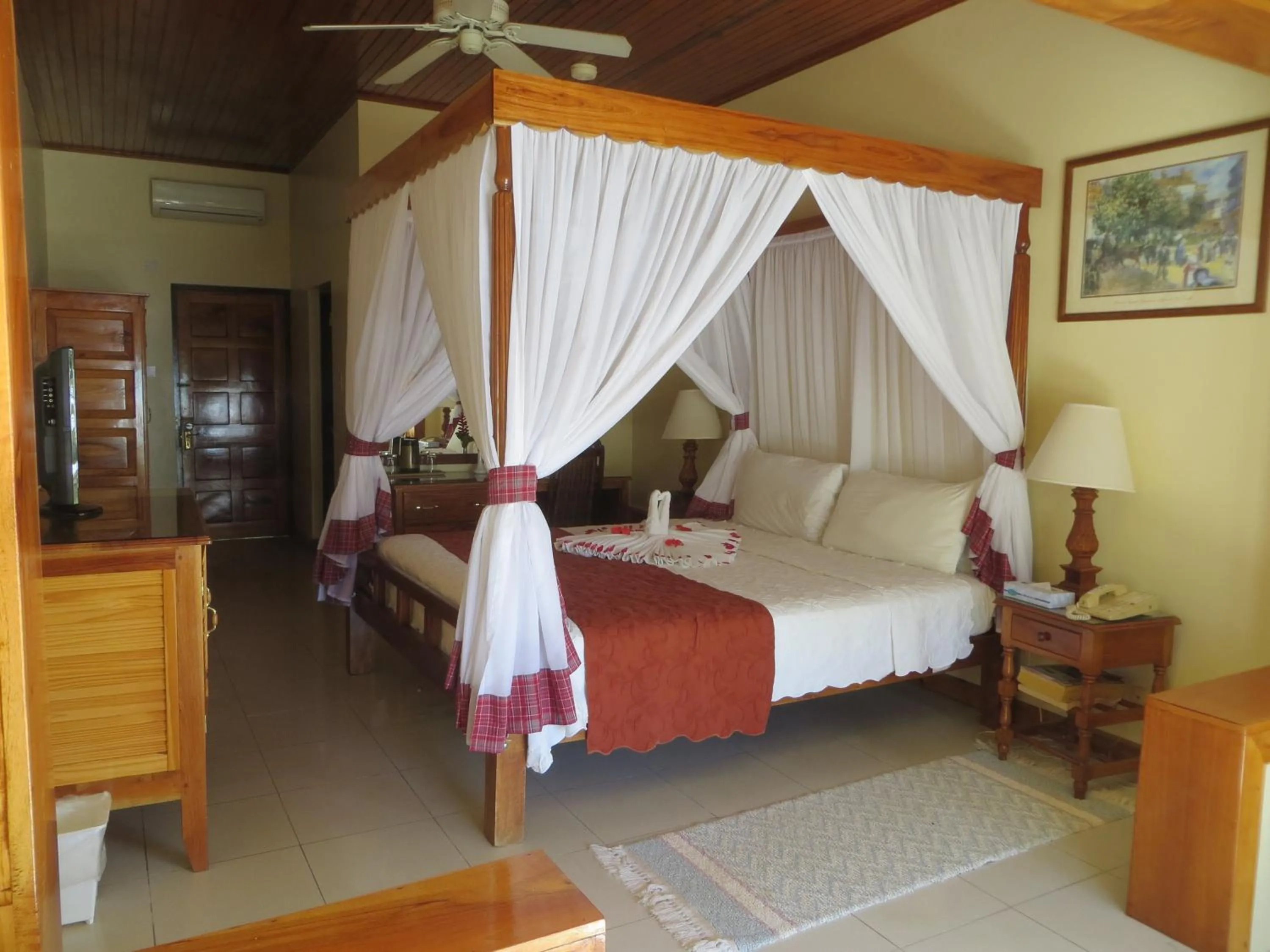 Photo of the whole room, Bed in Charela Inn